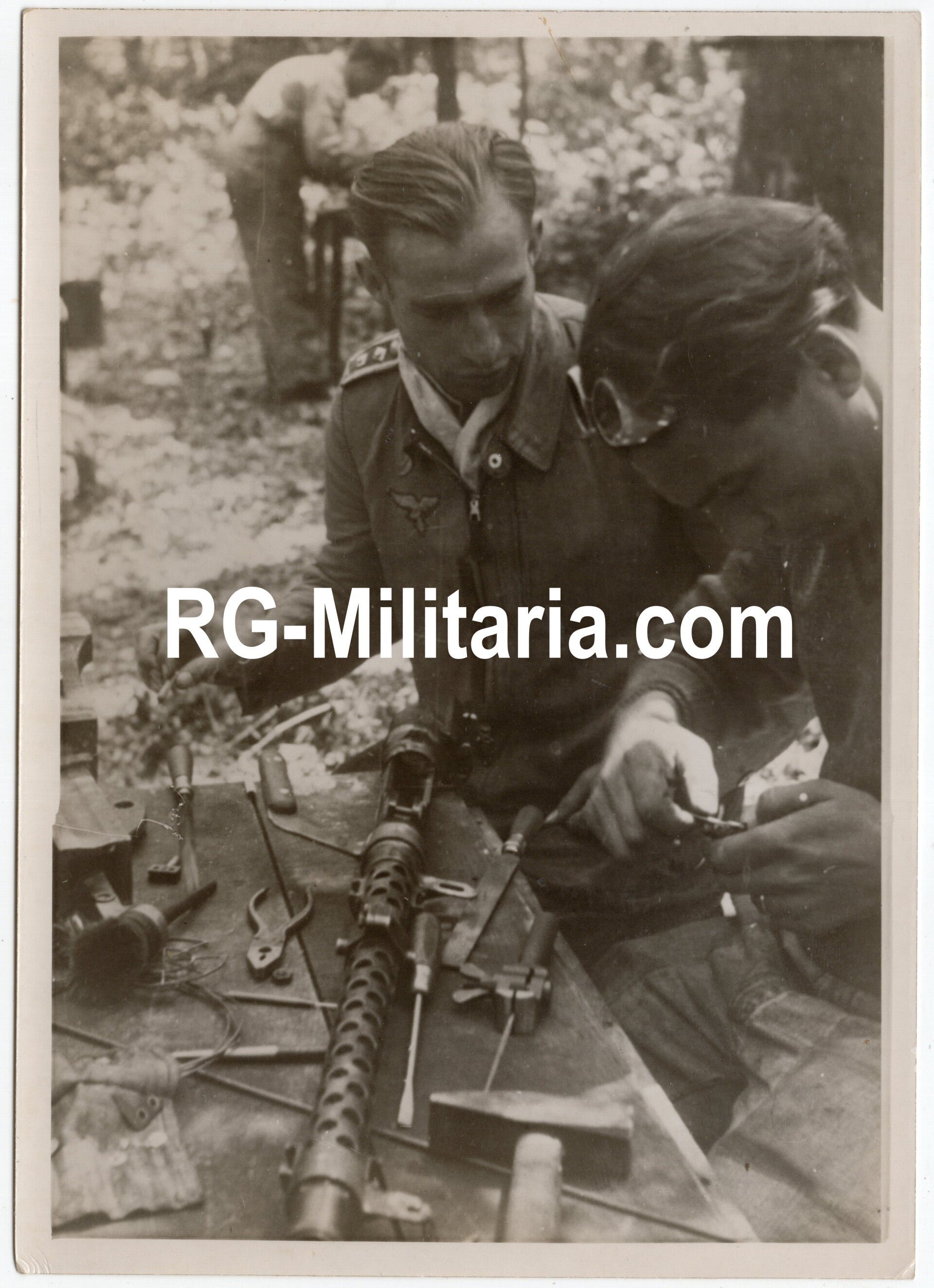 Original WW2 German Press Photo - German pilot Flugzeugführer working on the airplane machine gun (1944) — image 3