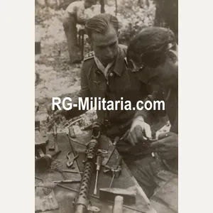Original WW2 German Press Photo - German pilot Flugzeugführer working …