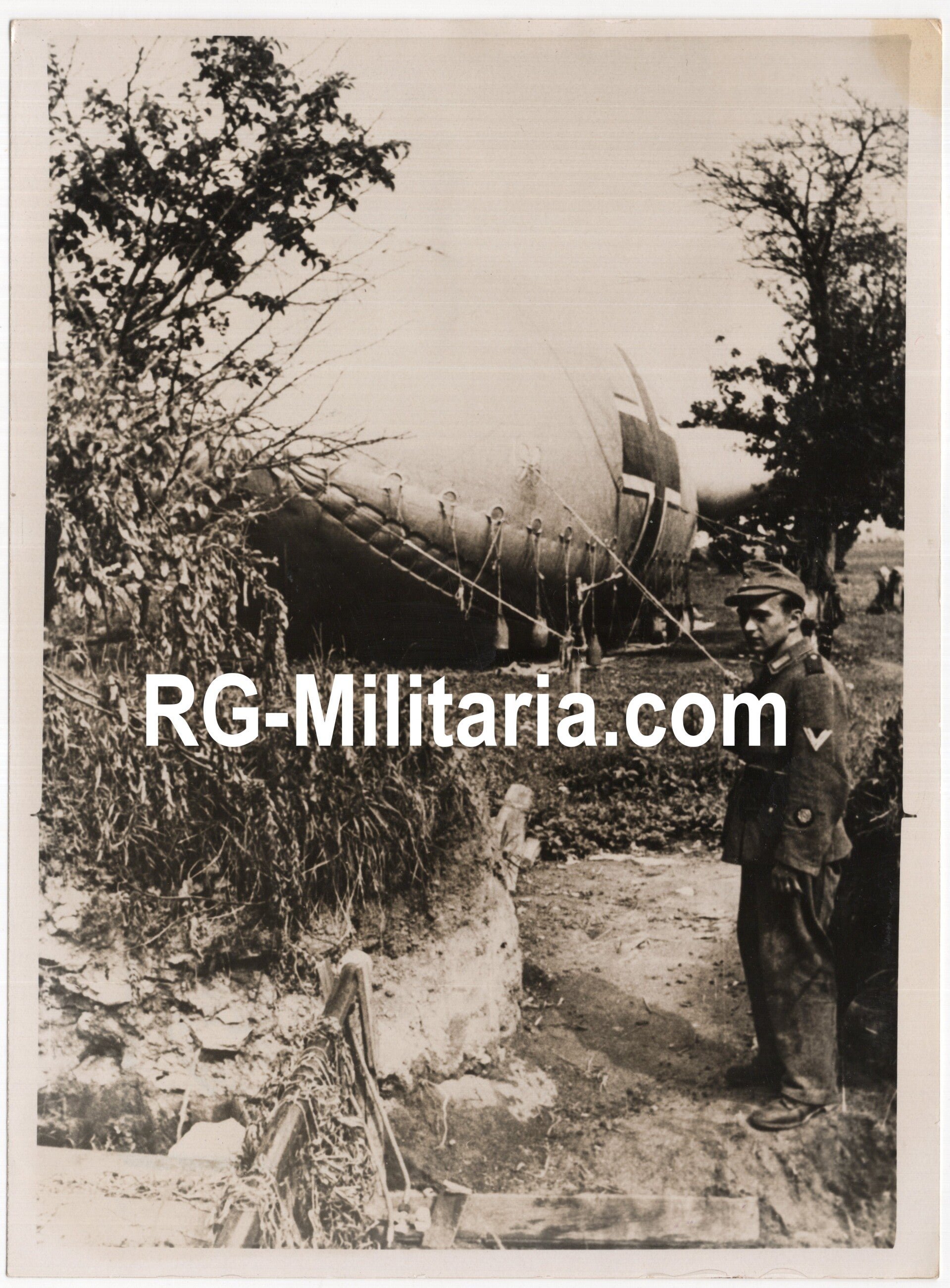 Original WW2 German Press Photo - German soldier with a B Ballon (1944) — image 3