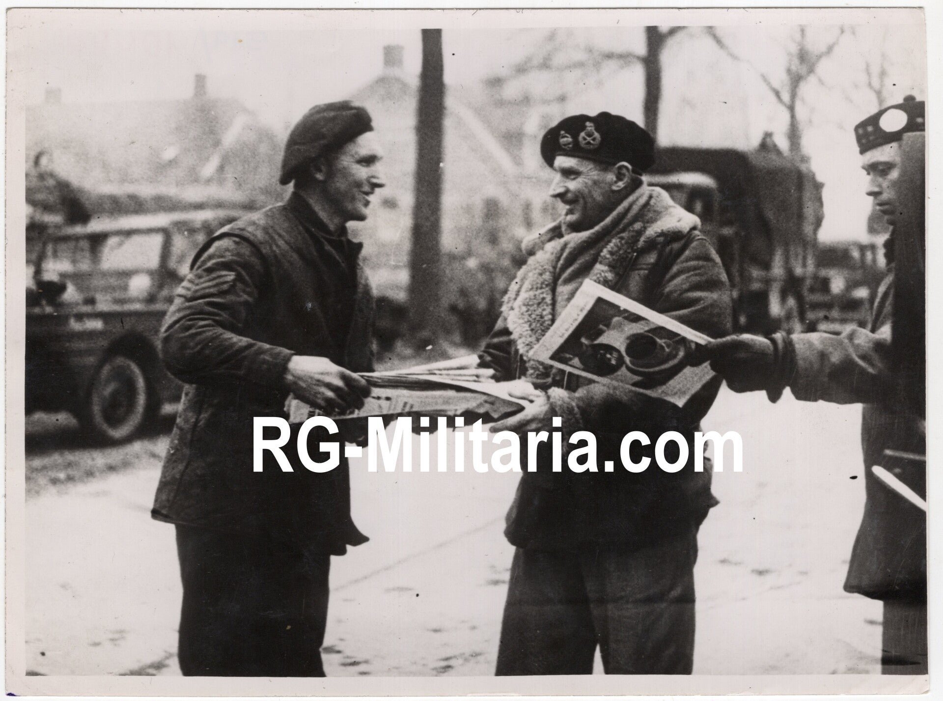 Original WW2 British Press Photo - General Montgomery visits troops in Cleve, Germany (1945) — image 3