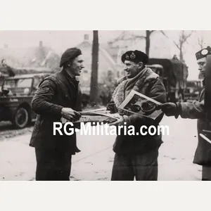 Original WW2 British Press Photo - General Montgomery visits troops …