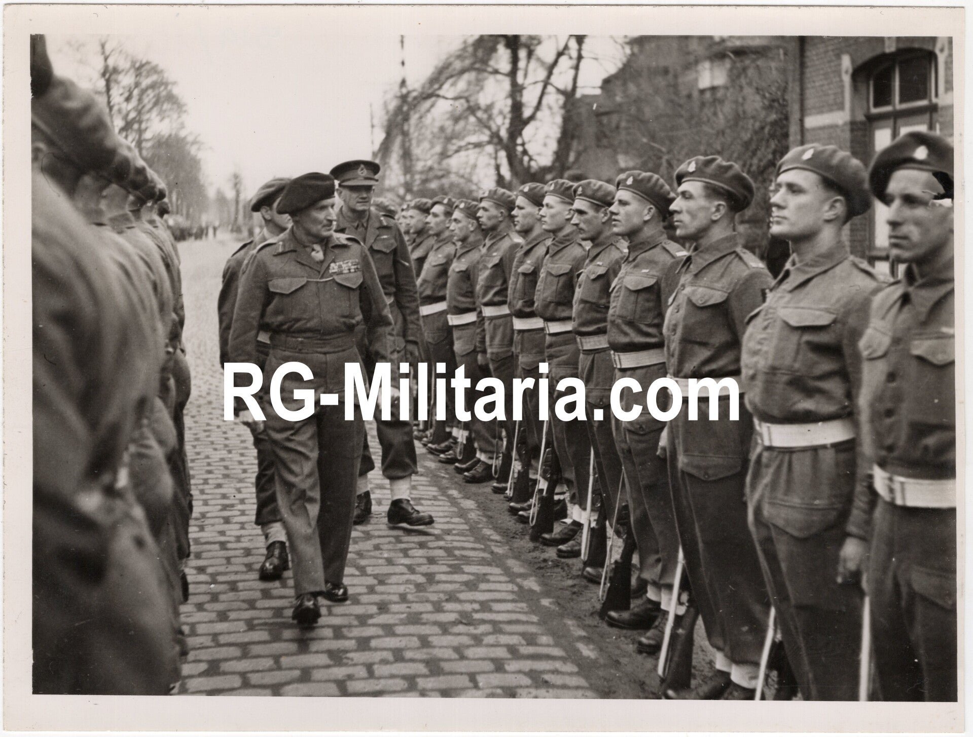 Original WW2 British Press Photo - General Montgomery inspecting the Desert Rats, Germany (1945) — image 3