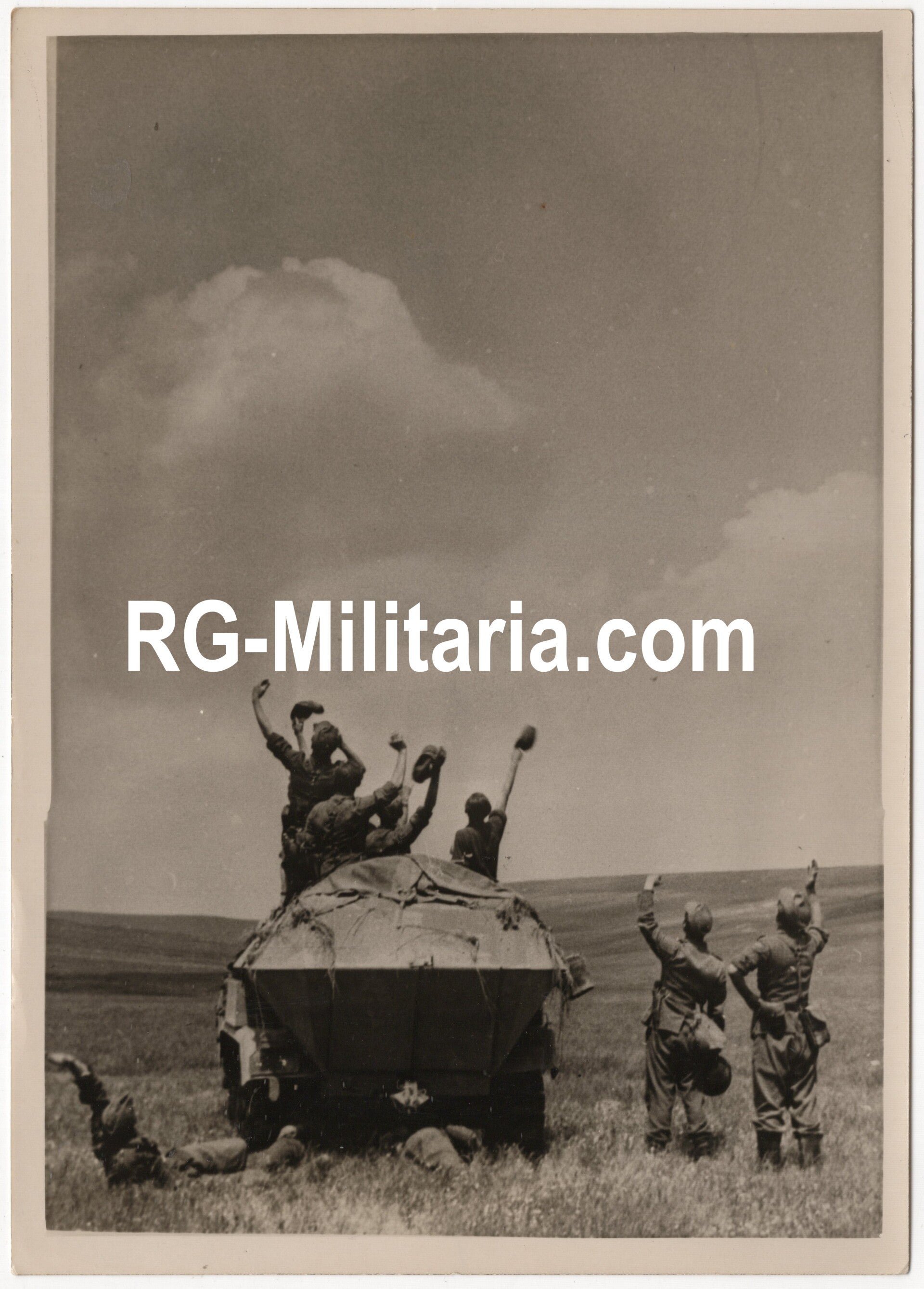 Original WW2 German Press Photo - German Panzer Sd.Kfz 251 at the Eastern Front (1944) — image 3