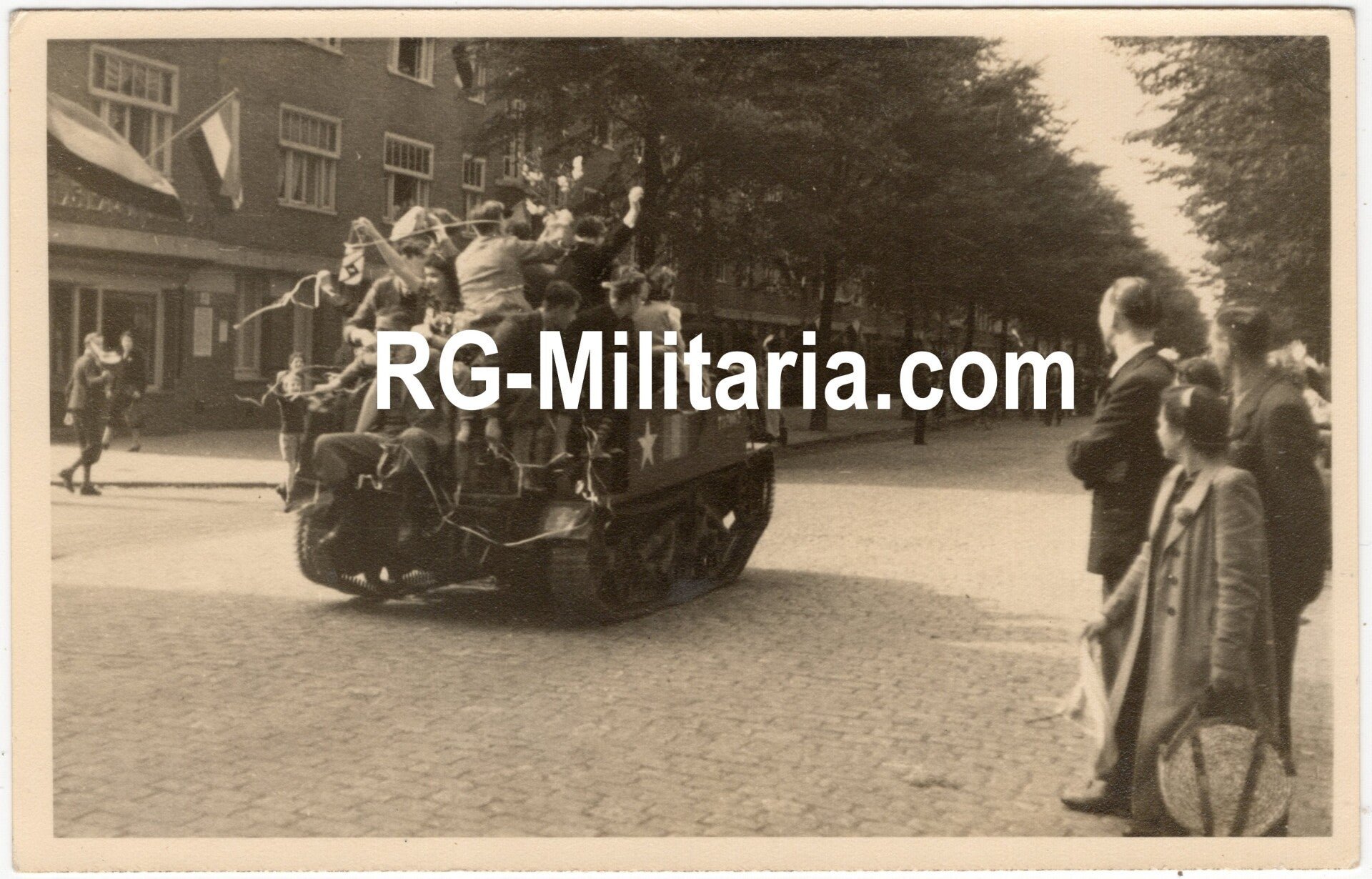 Original WW2 Dutch Liberation Photo - Canadian Bren Gun Carrier enters The Hague (1945) — image 3