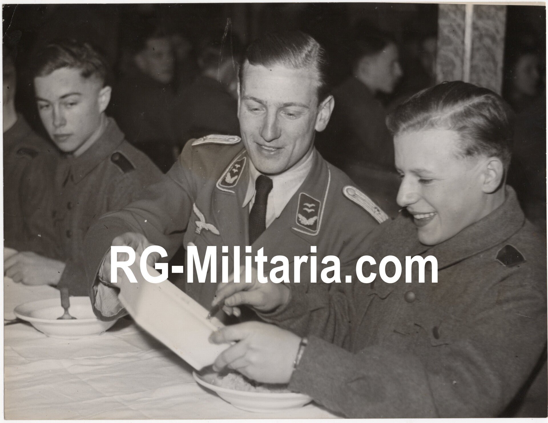Original WW2 Italian Press Photo - Flakhelfers in school (1943) — image 3