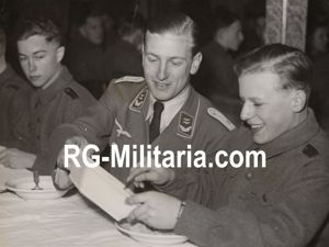 Original WW2 Italian Press Photo - Flakhelfers in school (1943)