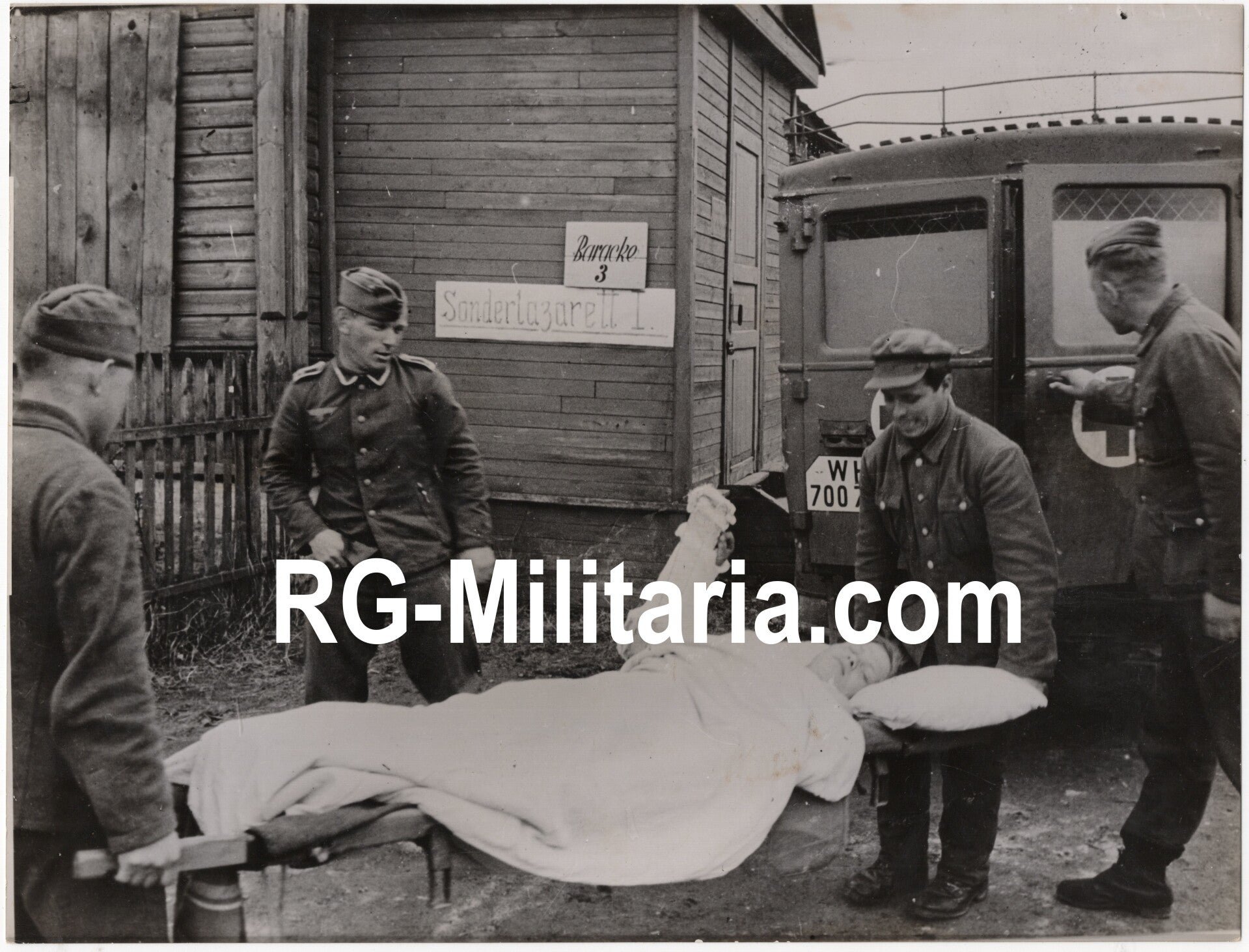 Original WW2 Italian Press Photo - Russian Ostvolker Wehrmacht volunteers helping the wounded (1943) — image 3