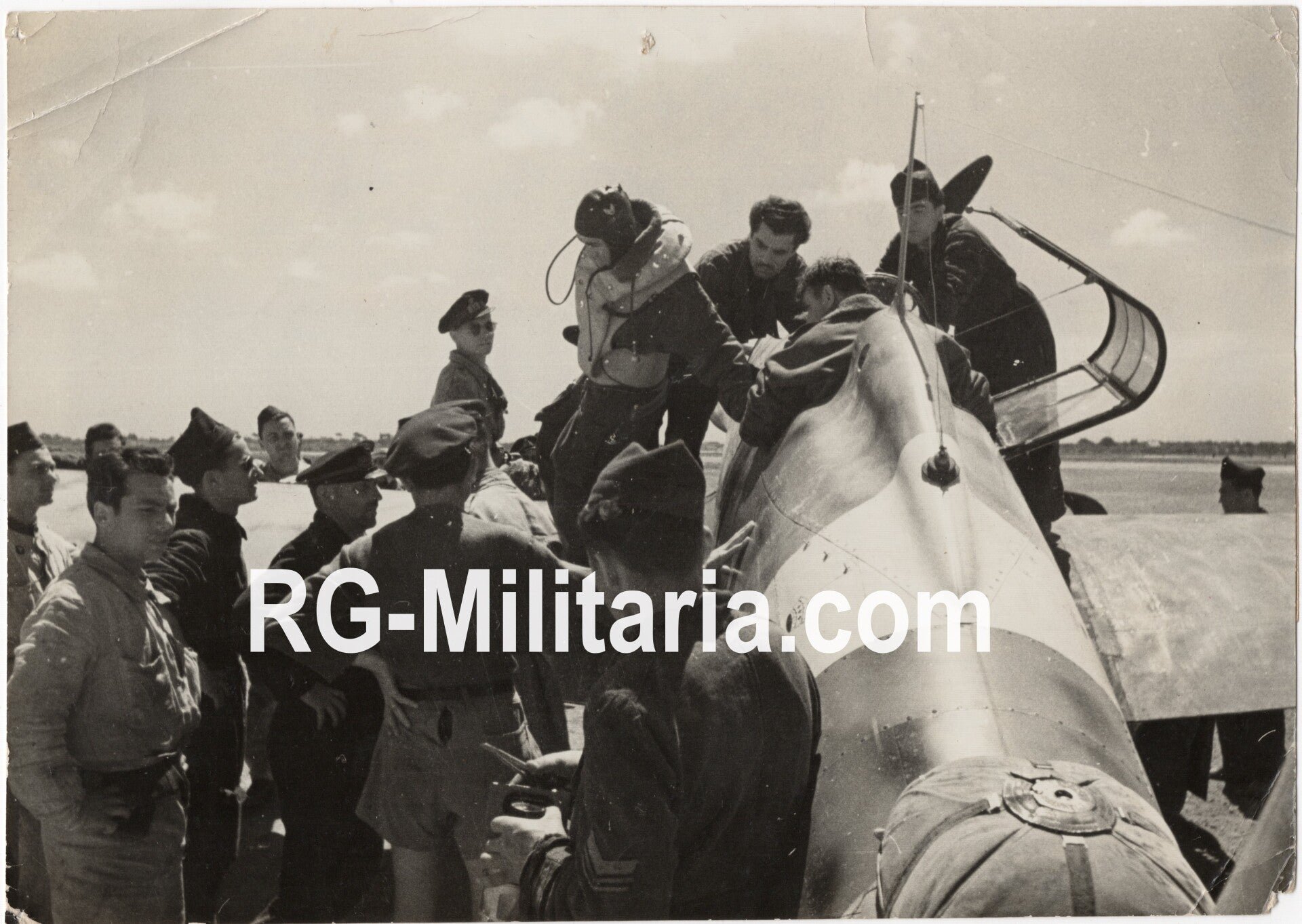 Original WW2 German Press Photo - Italian pilot gets out of his airplane (1942) — image 3
