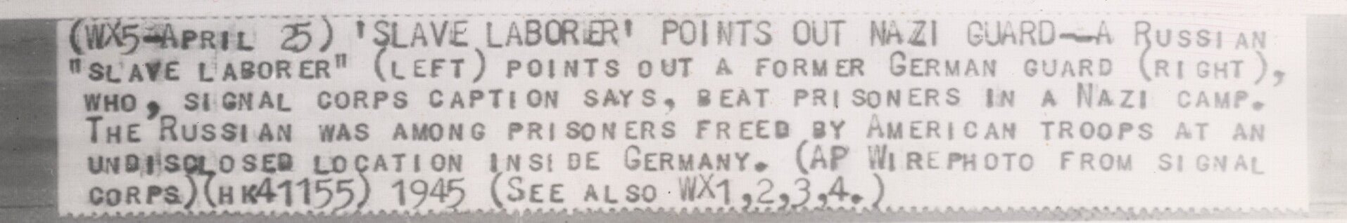 Original WW2 US Press Photo - Russian concentration camp prisoner points to a German SS camp guard (1945) — image 2