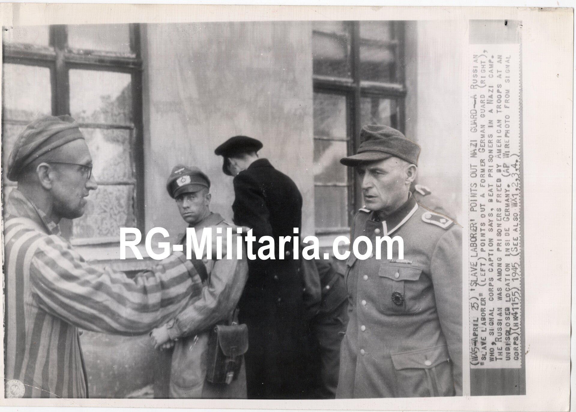 Original WW2 US Press Photo - Russian concentration camp prisoner points to a German SS camp guard (1945) — image 3