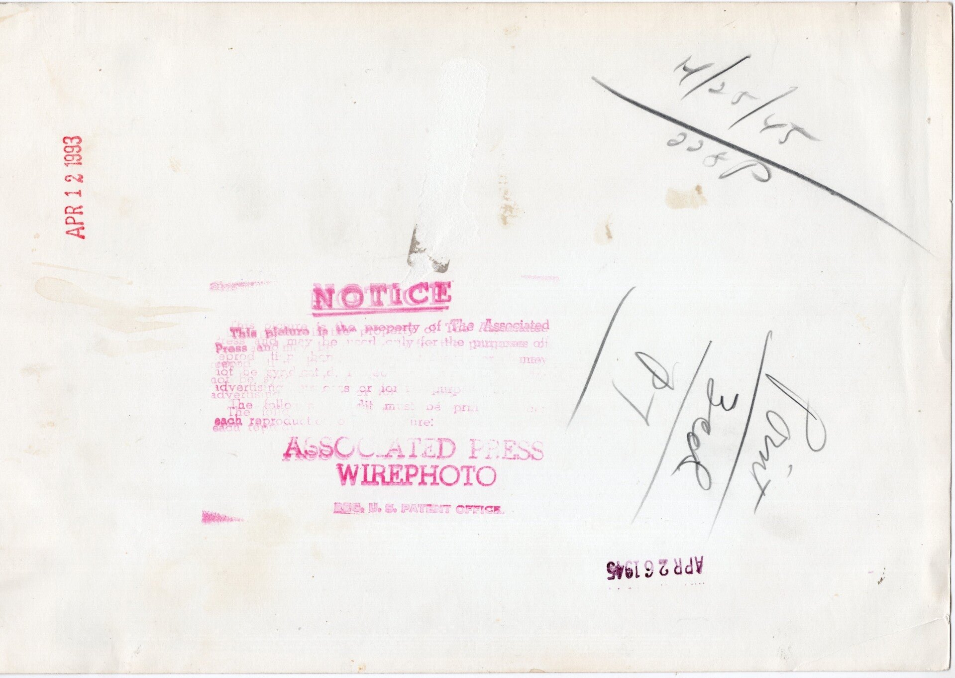 Original WW2 US Press Photo - Russian concentration camp prisoner points to a German SS camp guard (1945) — image 4