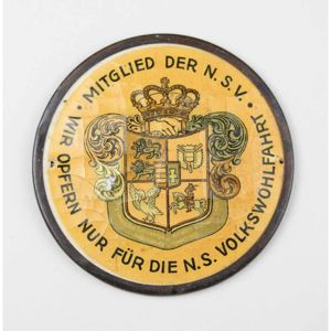 Plakette N.S. Volkswohlfahrt Mitglied der N.S.V. 'Wir opfern nur für …