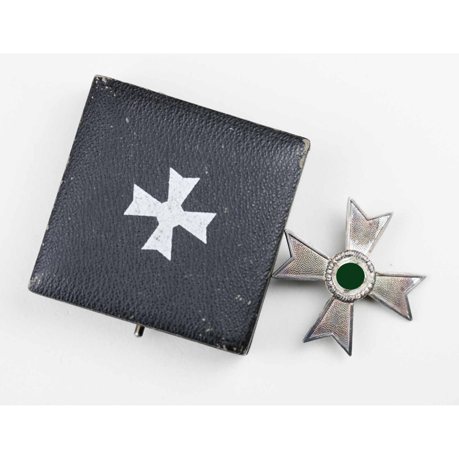 Kriegsverdienstkreuz 1.Klasse ohne Schwerter mit Hersteller. '50' im Etui — image 2
