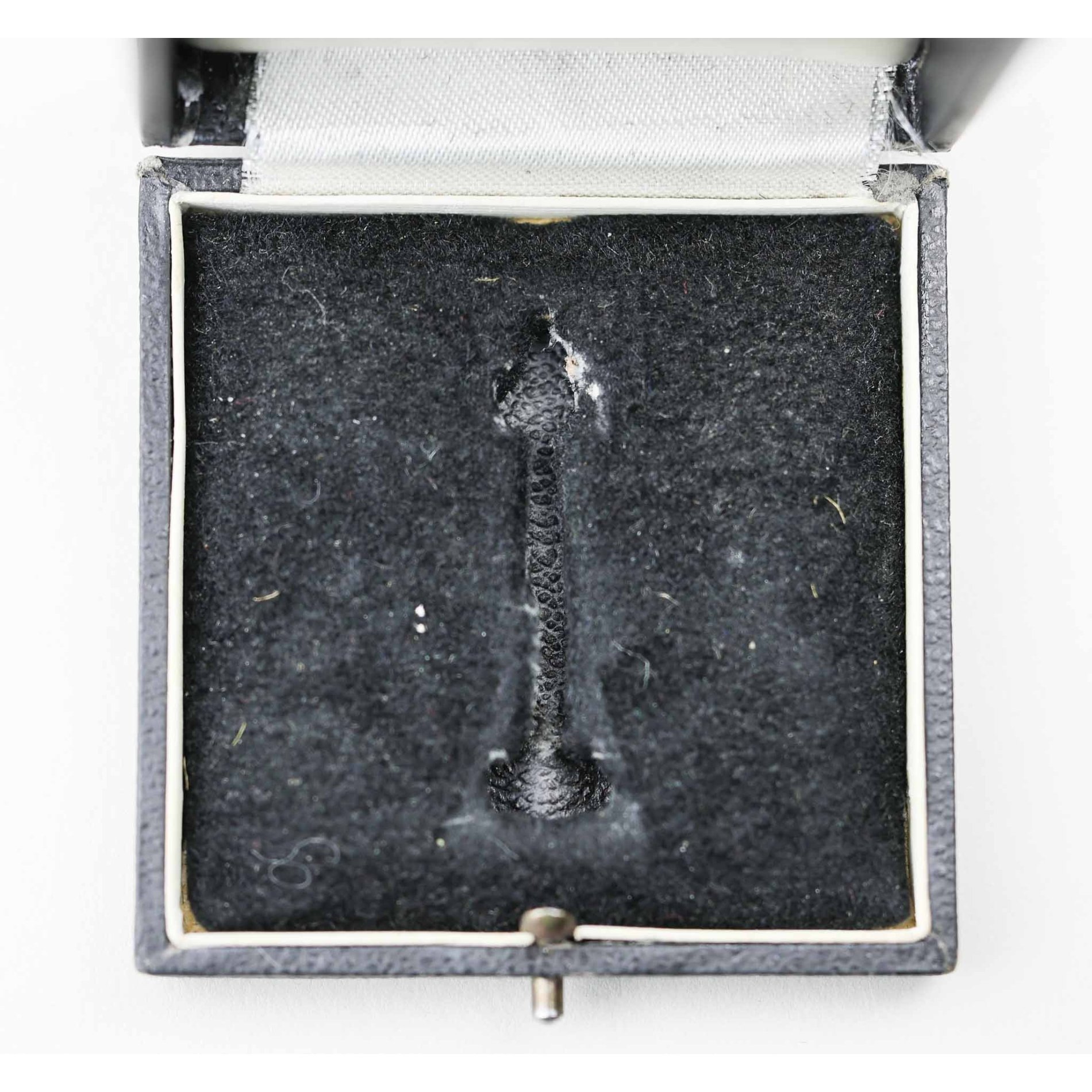 Kriegsverdienstkreuz 1.Klasse ohne Schwerter mit Hersteller. '50' im Etui — image 8