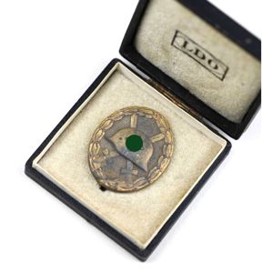 Verwundetenabzeichen in Gold 1939 mit Herst. 65, im LDO Etui …