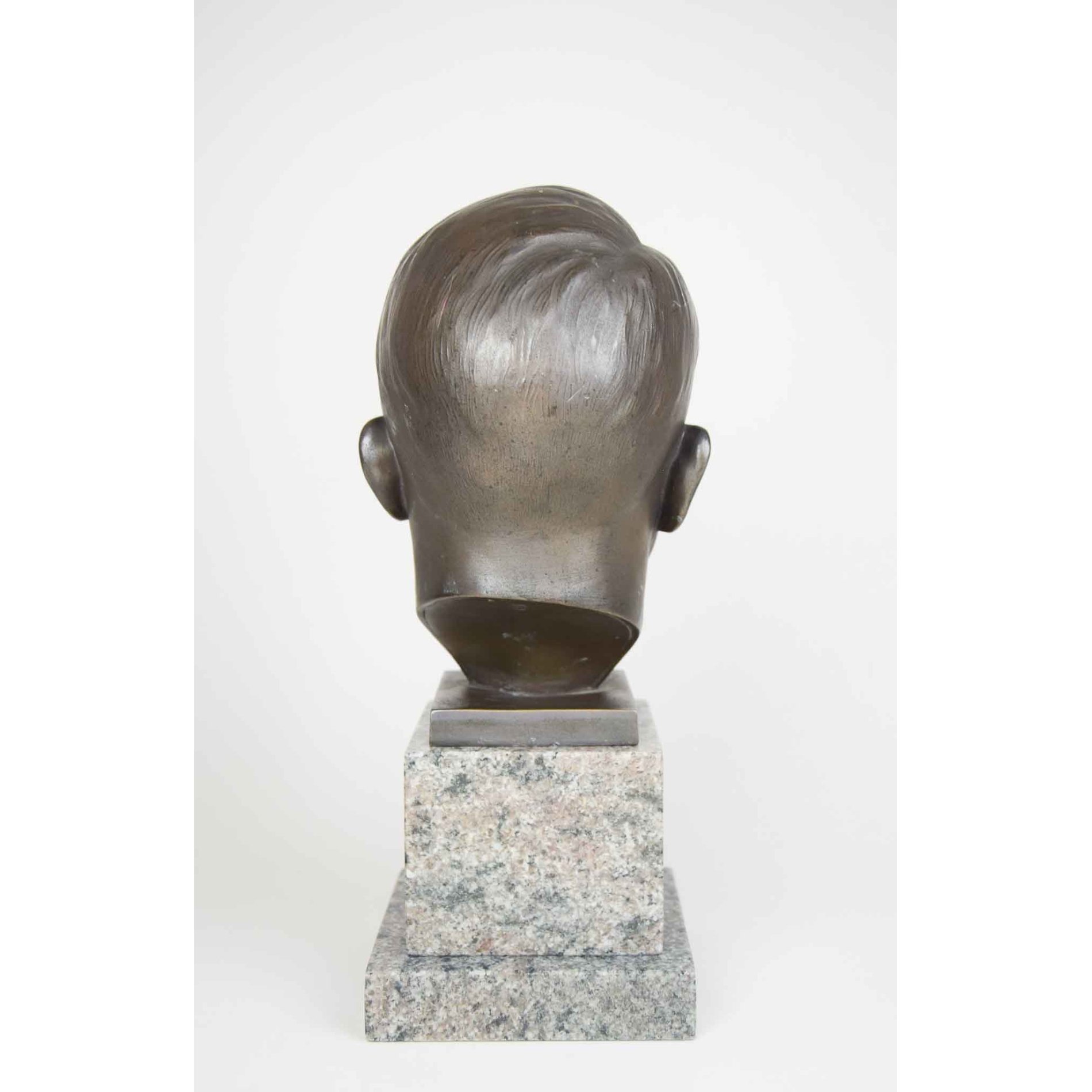 Große Führerbüste auf Marmorsockel Herst. H.B — image 3