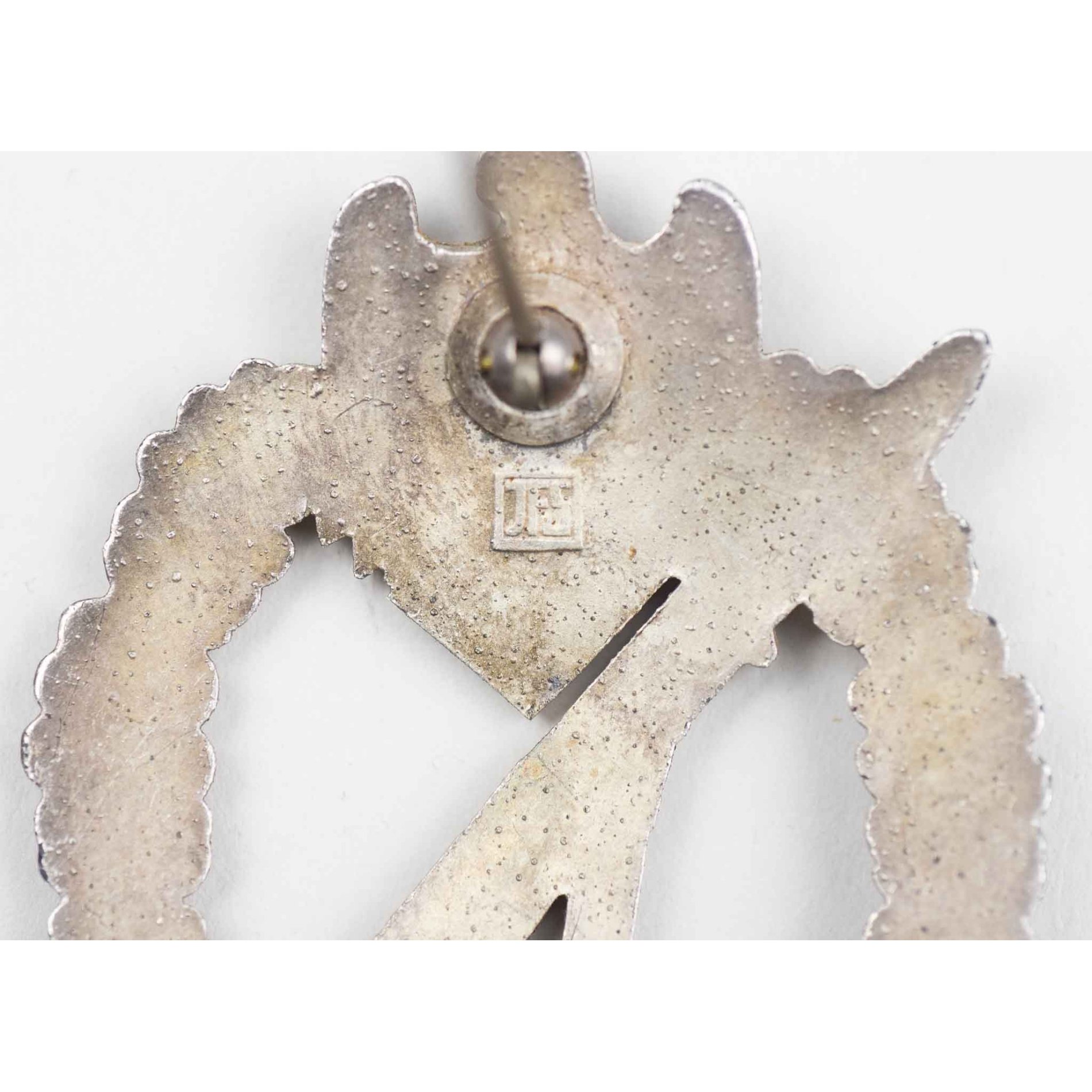 Infanterie Sturmabzeichen in Silber mit Herst. 'JFS' Zustand 1 — image 4