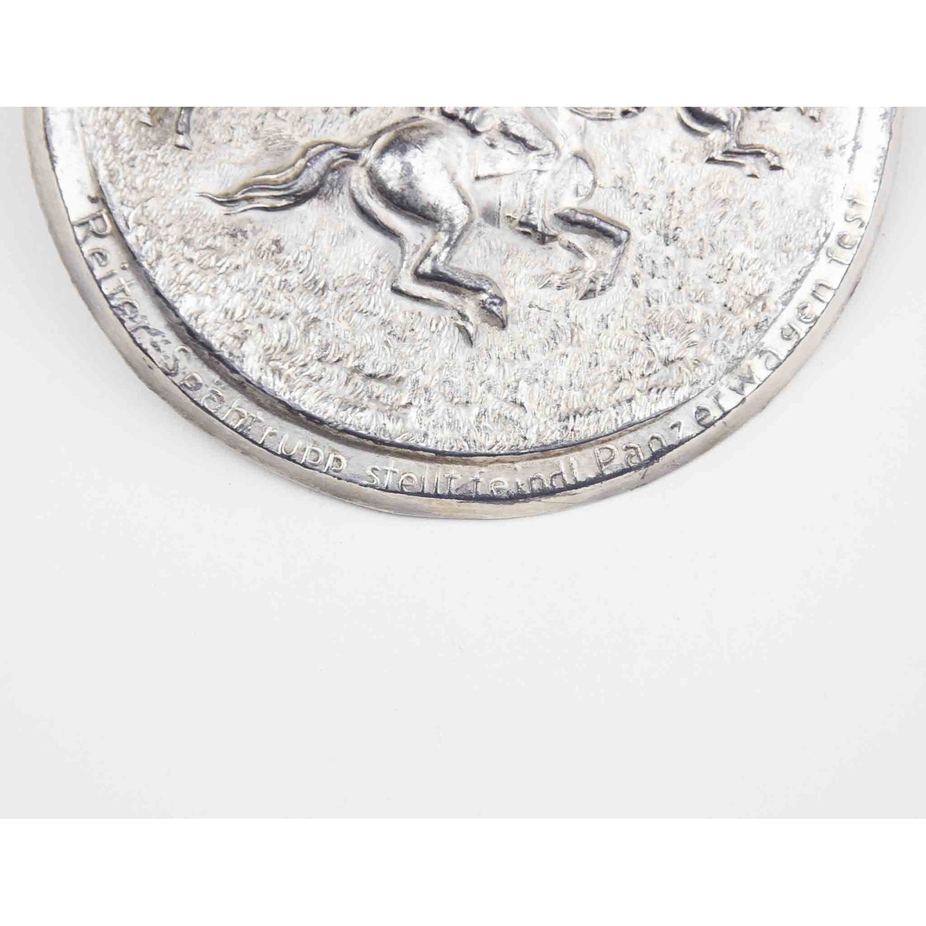 2.WK Plakette 'Reiter-Spähtrupp stellt feindl. Panzerwagen fest' — image 2