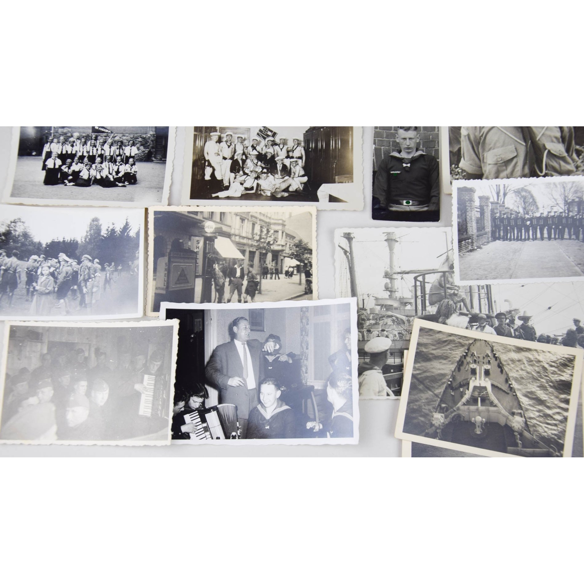 Kriegsmarine Fotoalbum mit losen Fotos im Schuber — image 10