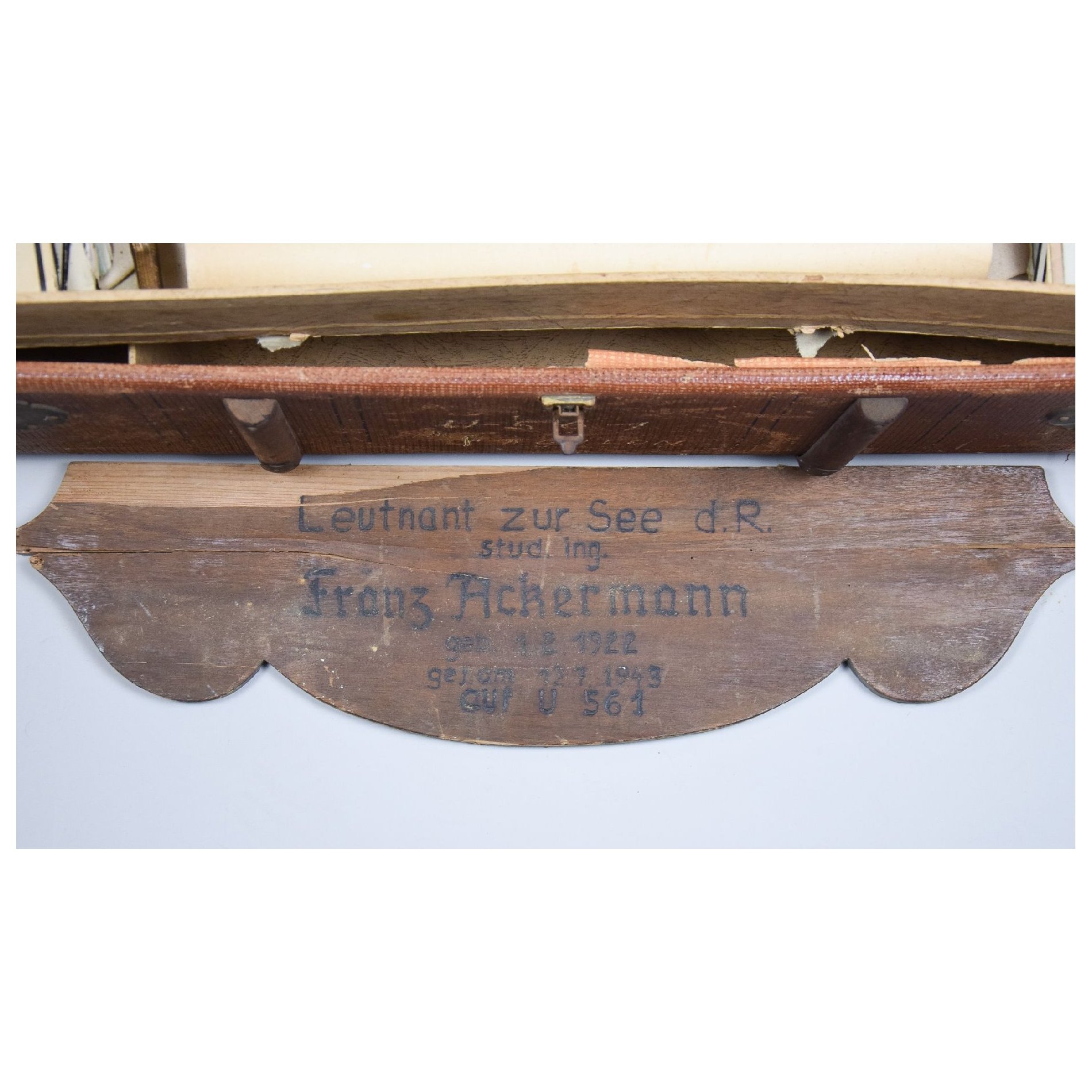 Kriegsmarine U-561 unberührter Nachlass mit Schirmmütze, Stoffeffekten, Briefen und Koffer — image 13