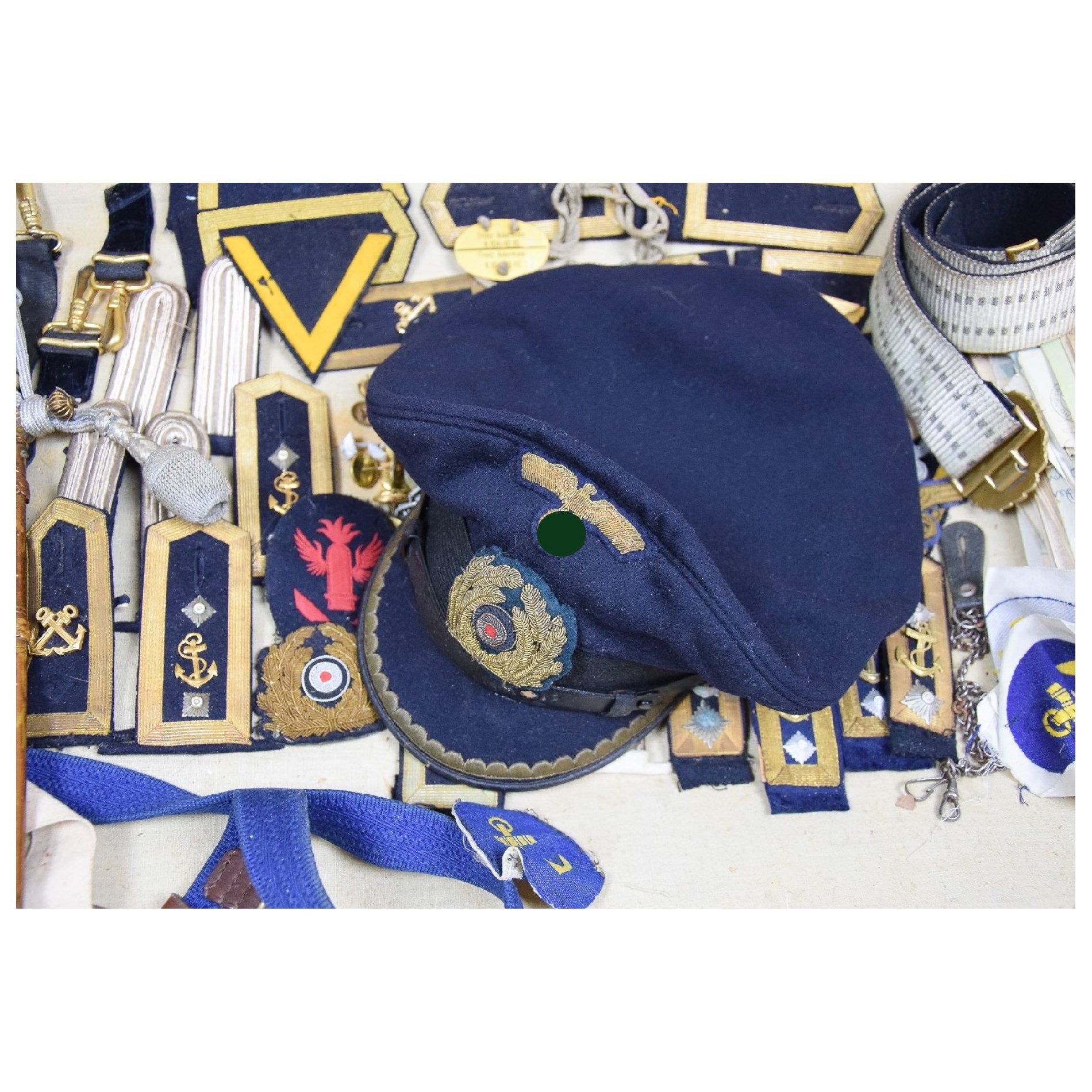 Kriegsmarine U-561 unberührter Nachlass mit Schirmmütze, Stoffeffekten, Briefen und Koffer — image 18