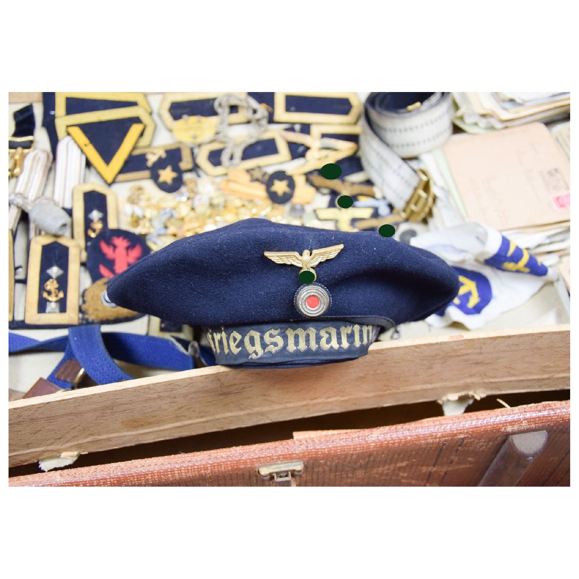 Kriegsmarine U-561 unberührter Nachlass mit Schirmmütze, Stoffeffekten, Briefen und Koffer — image 21