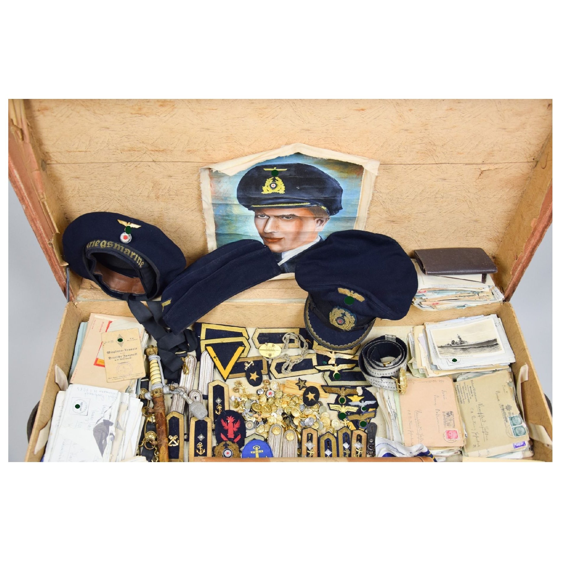 Kriegsmarine U-561 unberührter Nachlass mit Schirmmütze, Stoffeffekten, Briefen und Koffer — image 4