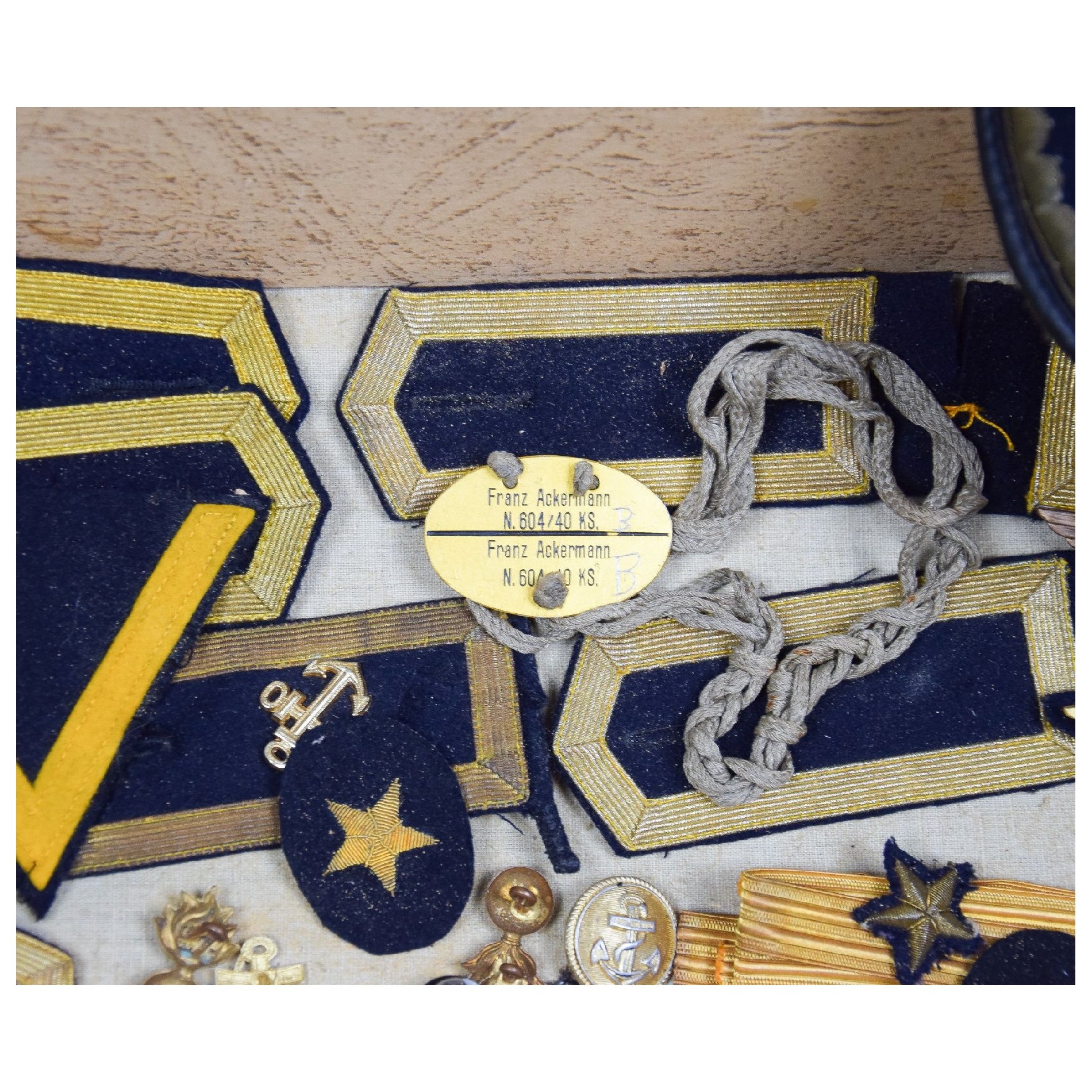 Kriegsmarine U-561 unberührter Nachlass mit Schirmmütze, Stoffeffekten, Briefen und Koffer — image 7