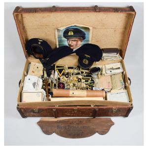 Kriegsmarine U-561 unberührter Nachlass mit Schirmmütze, Stoffeffekten, Briefen und Koffer