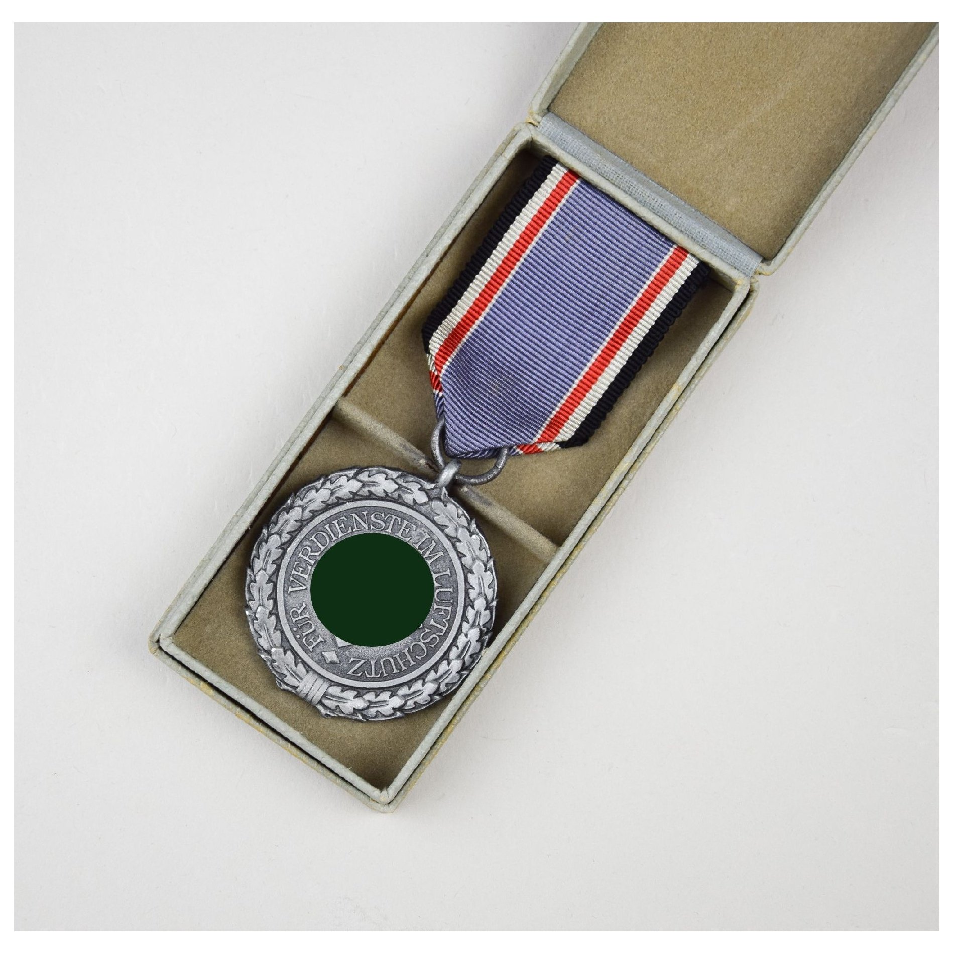 Luftschutz Ehrenzeichen 2.Stufe im Etui Zustand 1 — image 6