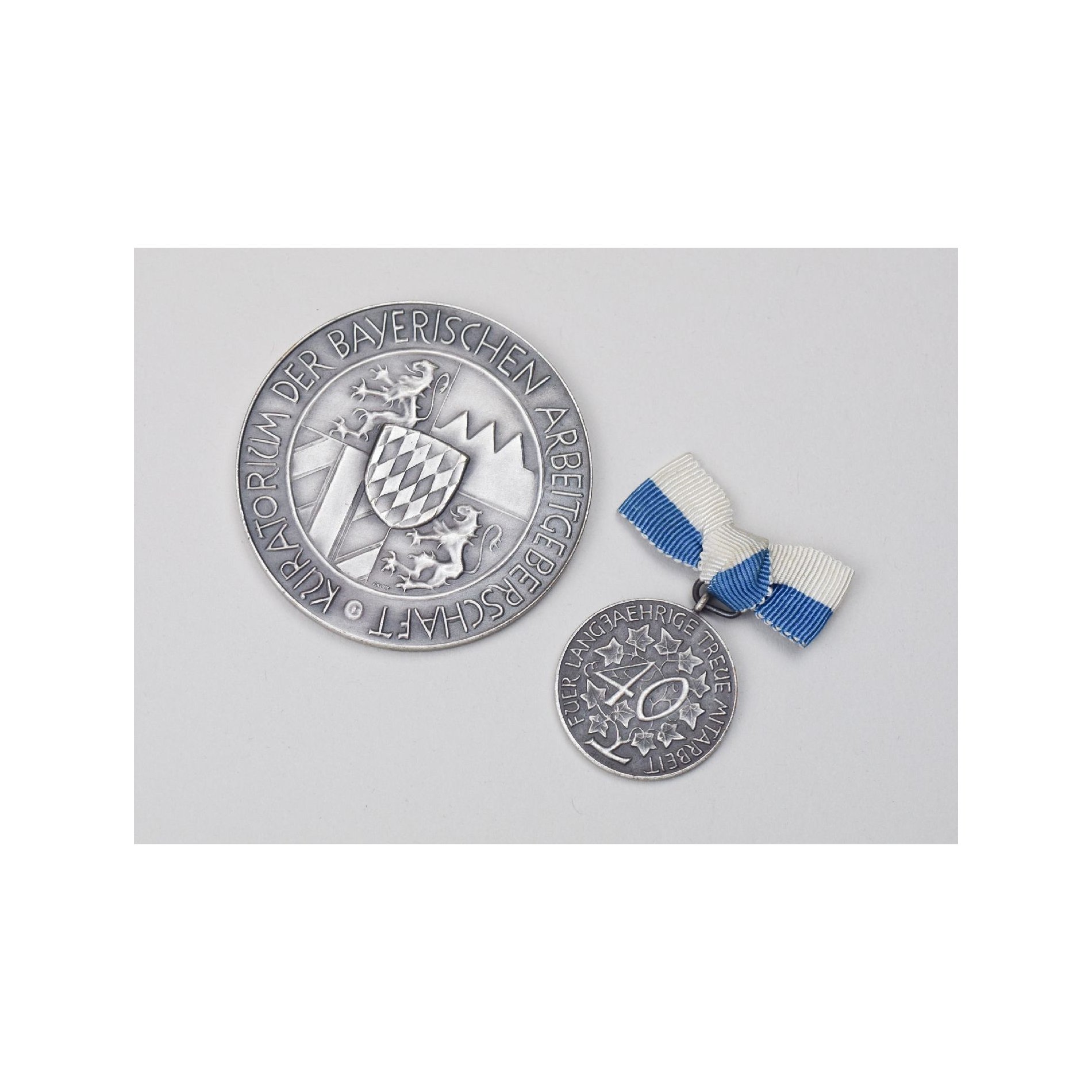 3.Reich Treudienstabzeichen der Bayrischen Industrie im Etui Nachlass — image 10