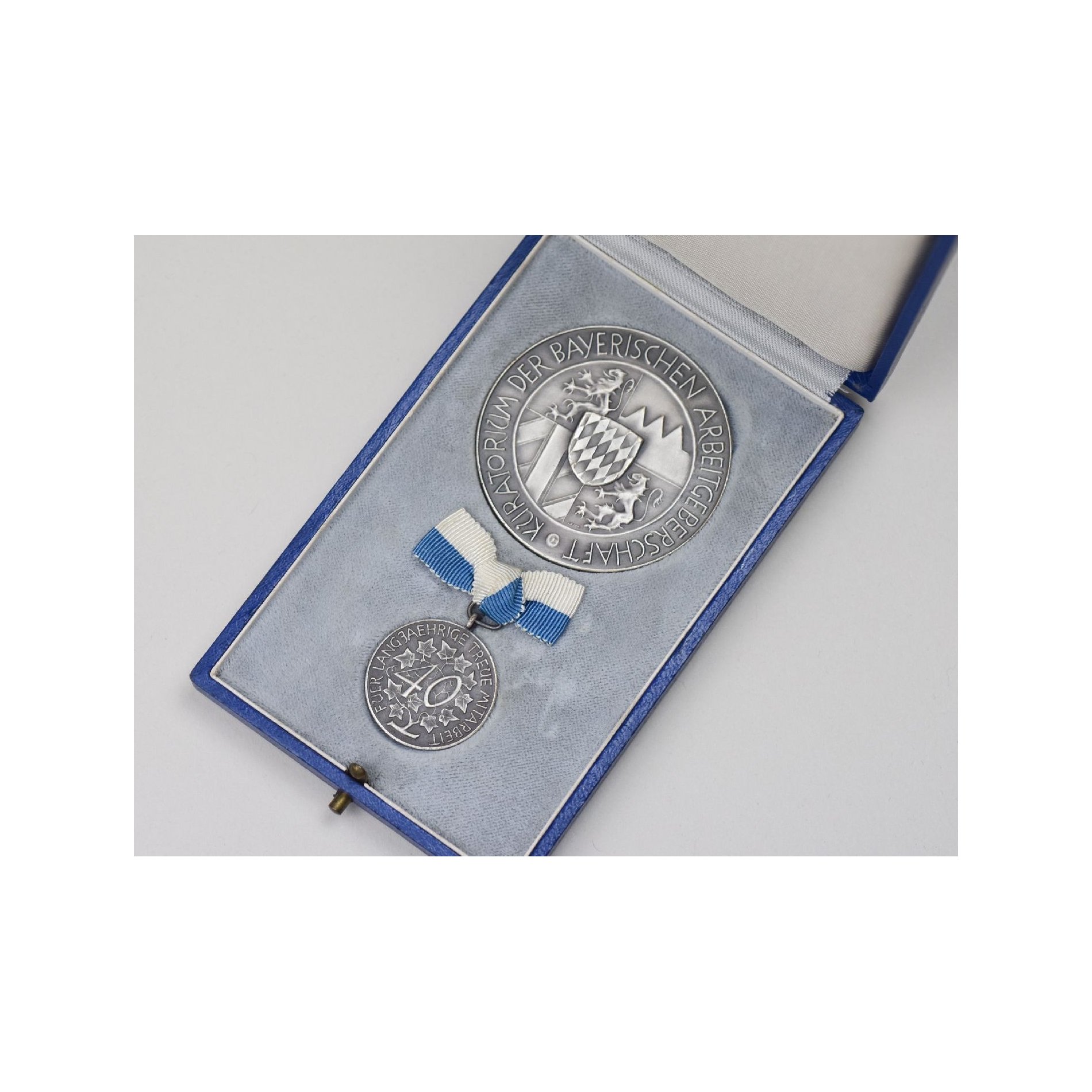 3.Reich Treudienstabzeichen der Bayrischen Industrie im Etui Nachlass — image 7