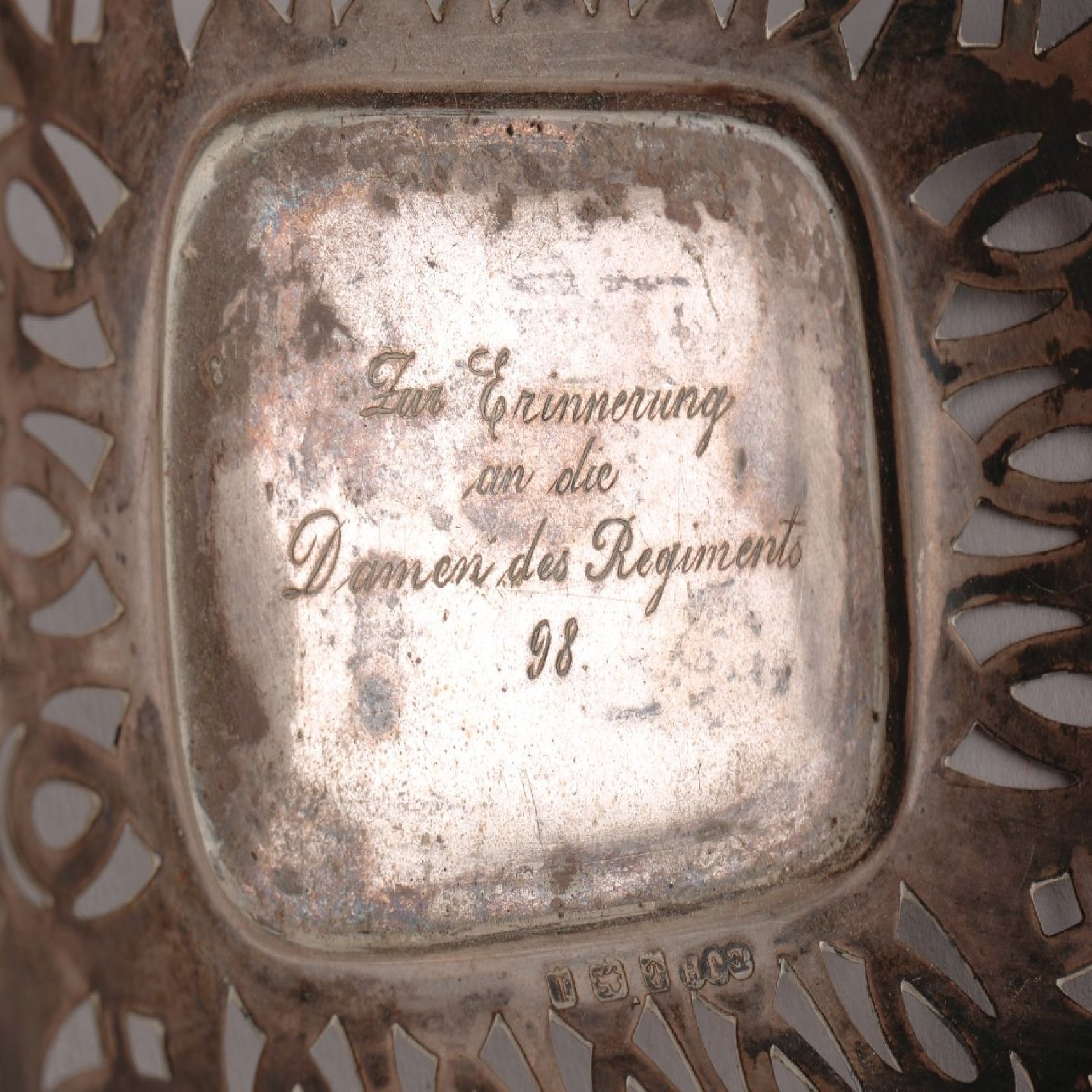 Kleine Silber Schale 'Zur Erinnerung an die Damen des Regiments 98' — image 3