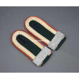 Paar Schulterstücke der Artillerie für einen Unteroffizier mit Überschübe