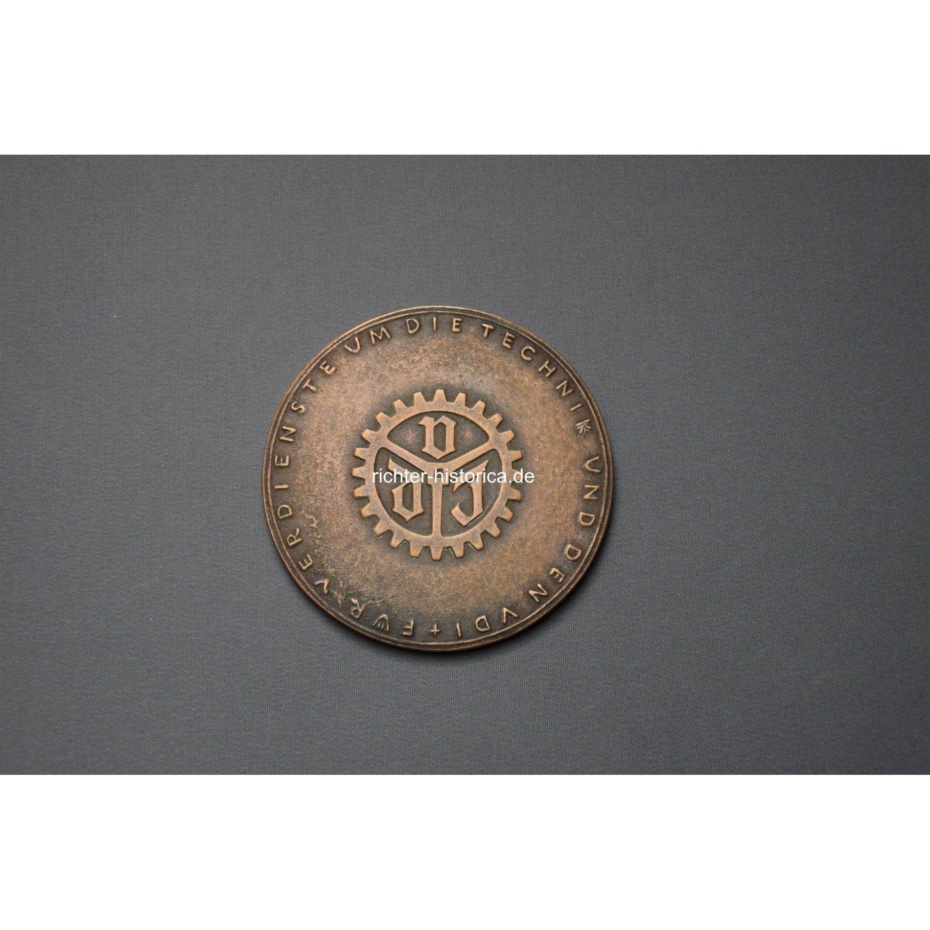 Runde schwere Plakette 'Für Verdienste um die Technik und den VDI' — image 2