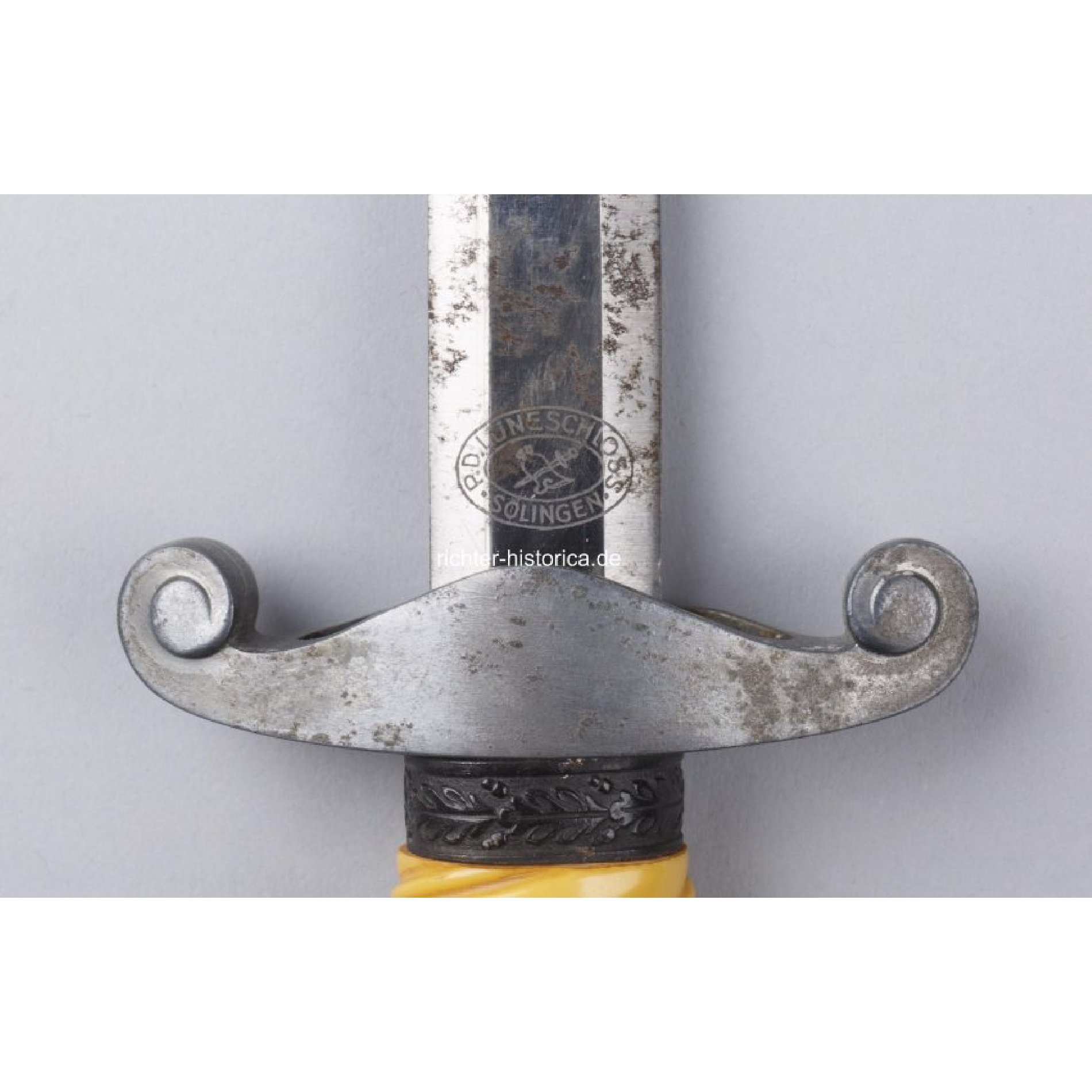 Heeres Offiziersdolch mit Herst. 'P.D Lüneschloss, Lüdenscheid' und Gehänge — image 5