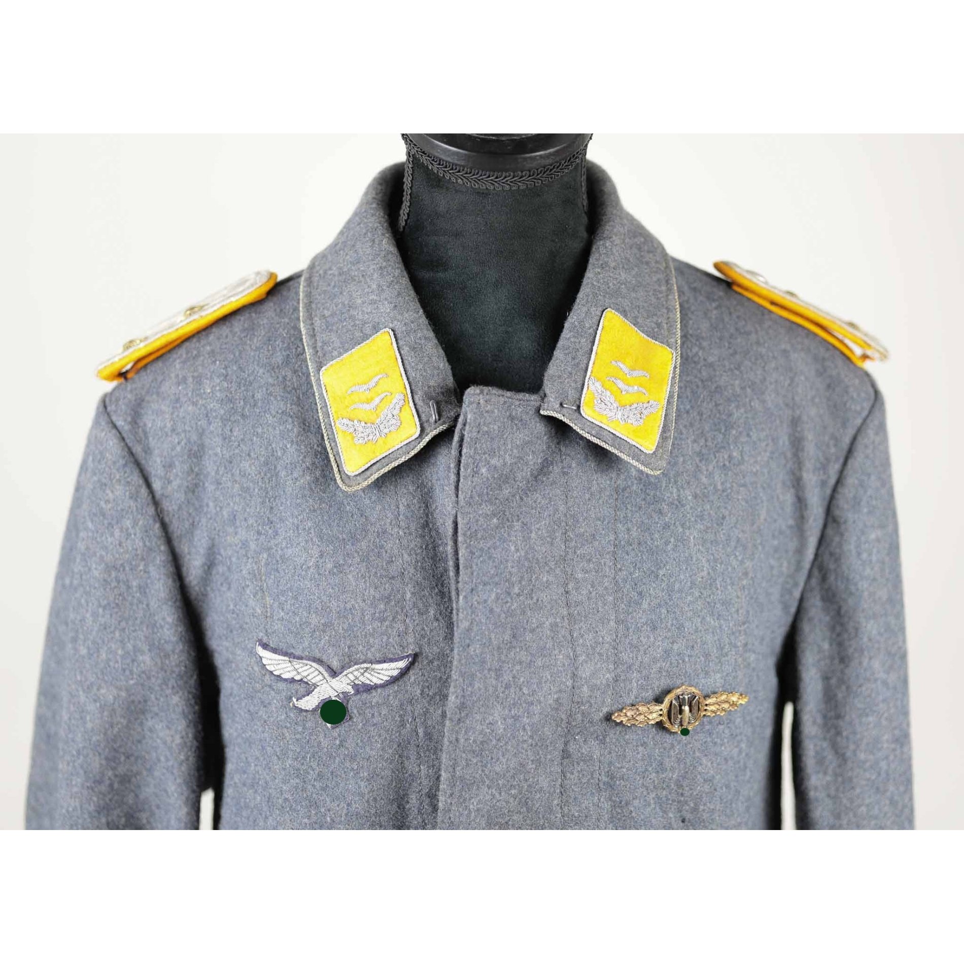 Luftwaffe Uniform für einen Hauptmann der Fliegertruppe mit Frontflugspange in Gold — image 2