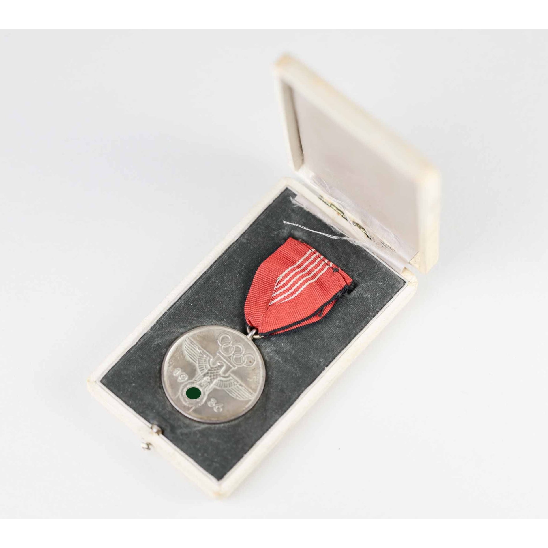 Deutsche Olympia Erinnerungsmedaille 1936 im Etui — image 5