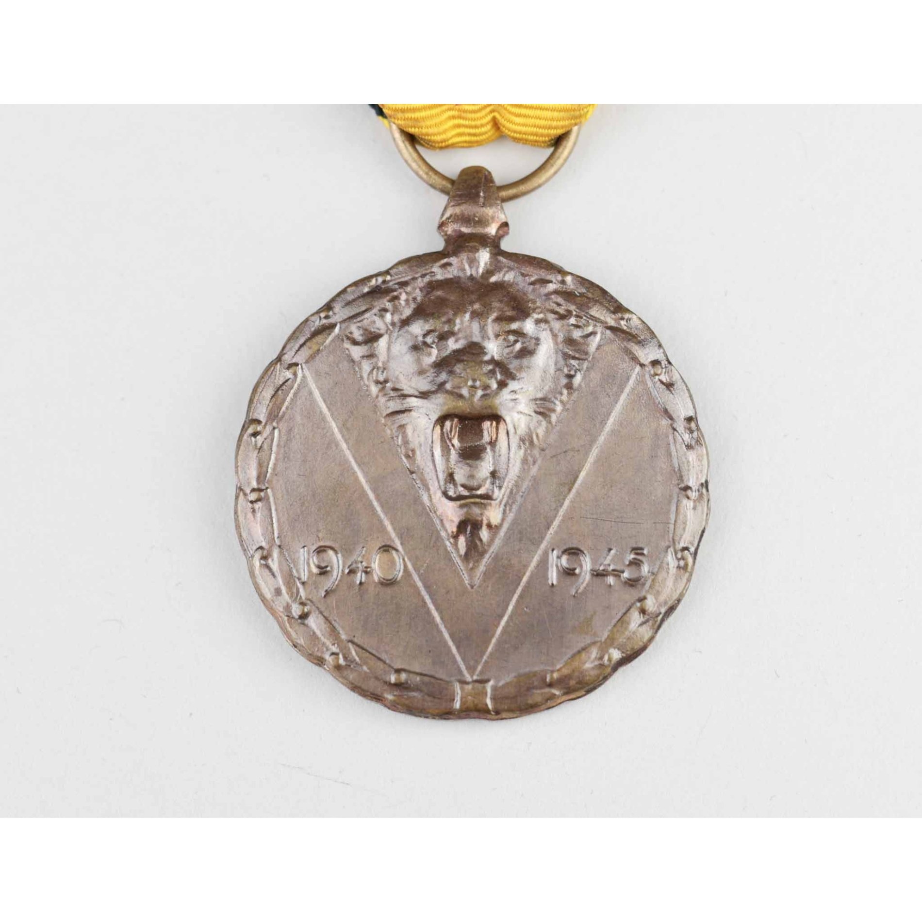 Belgien Kriegserinnerungsmedaille von 1940 - 1945 mit Schwerter Auflage — image 2