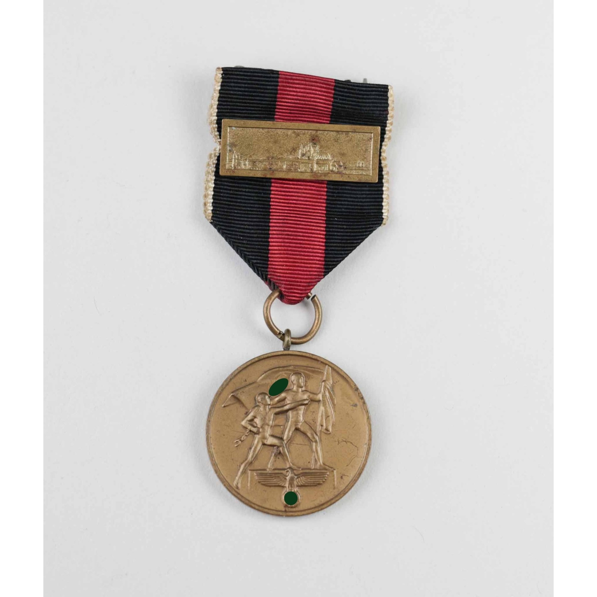 Medaille zur Erinnerung an den 1.Oktober 1938 mit Spange 'Prager Burg' Auflage im Etui — image 3