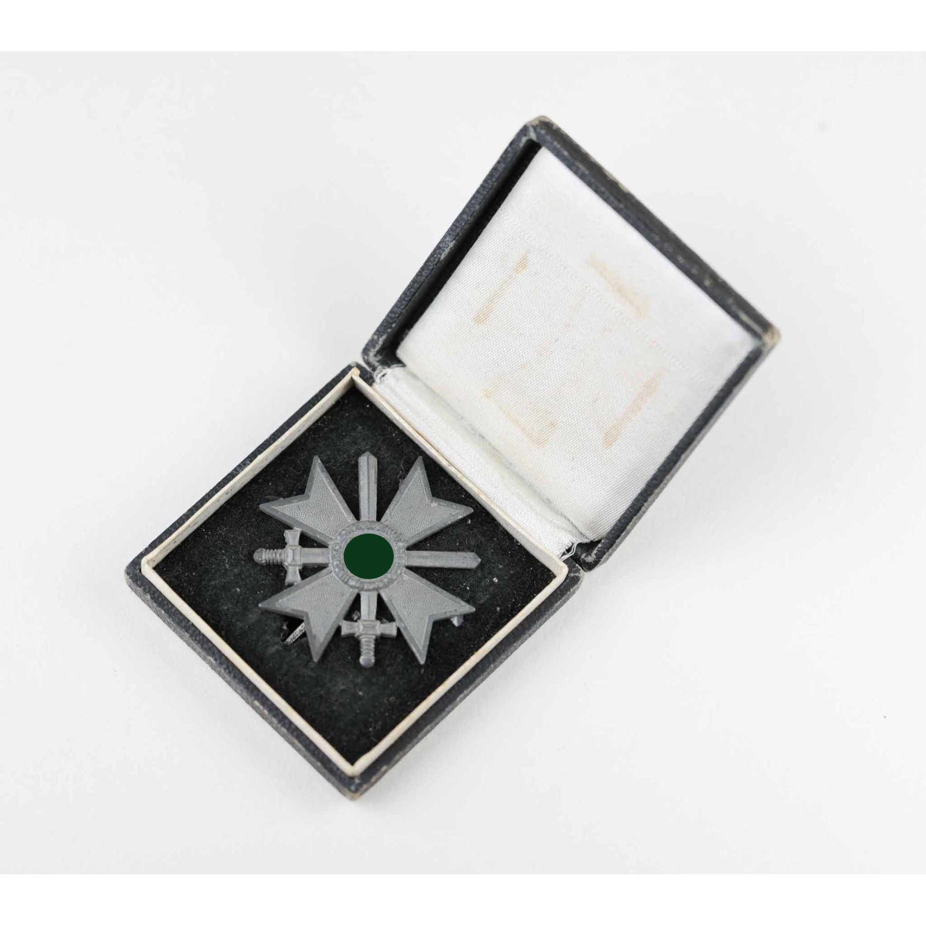 Kriegsverdienstkreuz 1.Klasse mit Schwertern im Etui Hersteller '3' Wilhelm Deumer — image 3