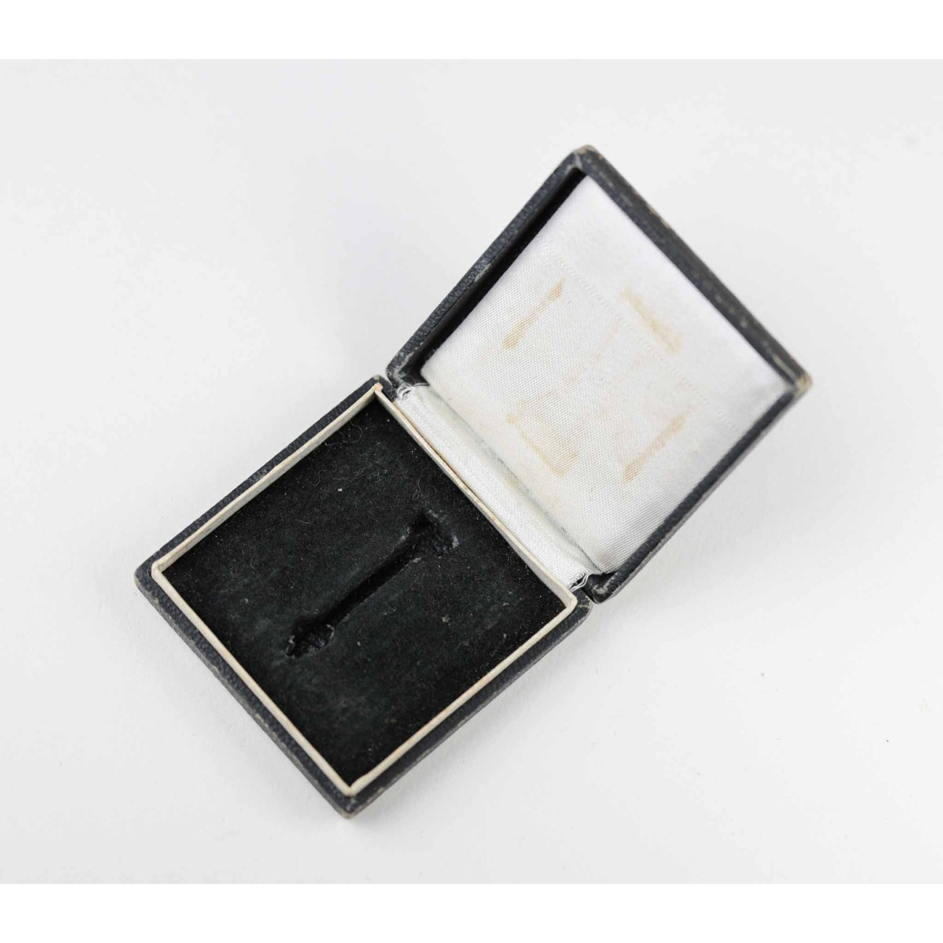 Kriegsverdienstkreuz 1.Klasse mit Schwertern im Etui Hersteller '3' Wilhelm Deumer — image 4