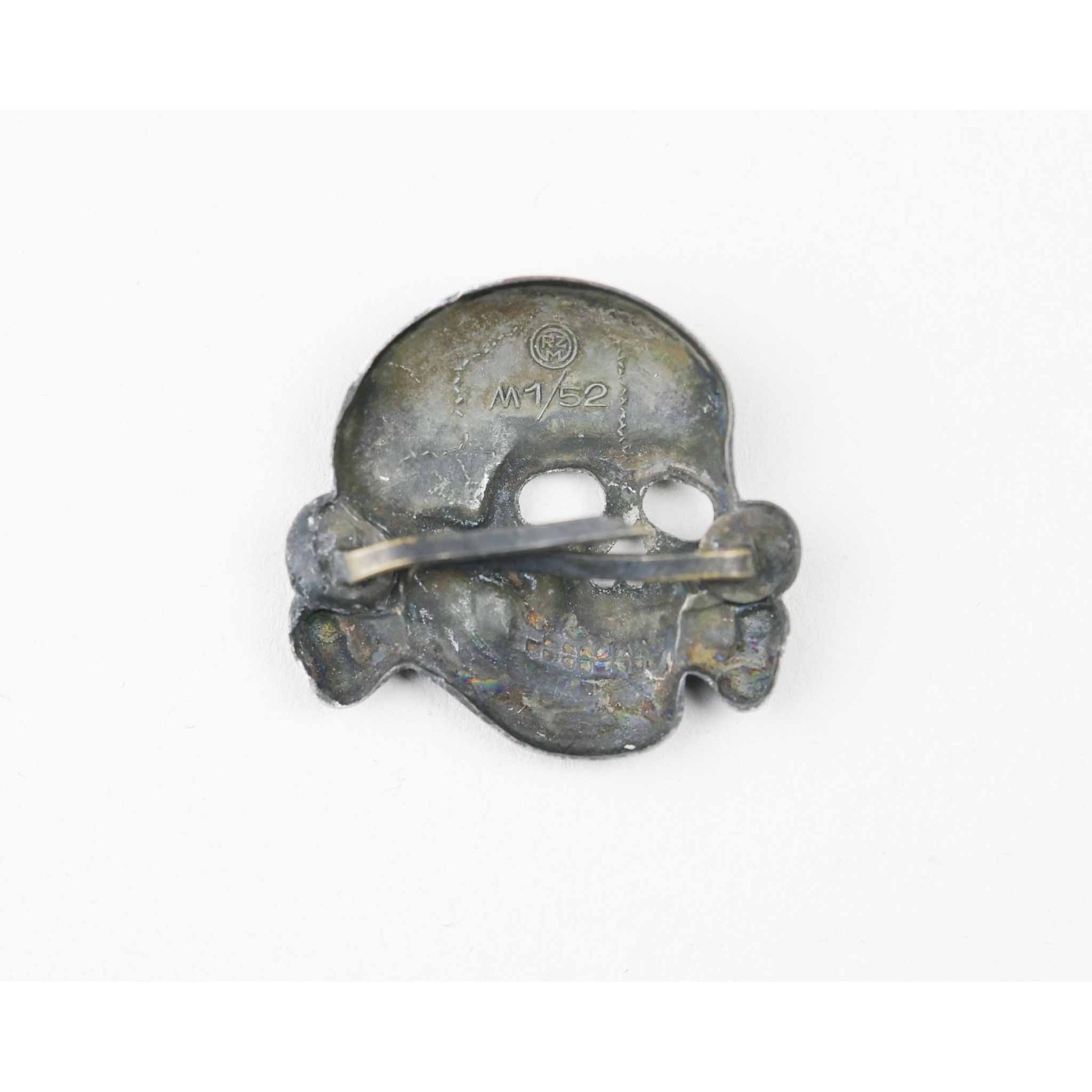 Früher Totenkopf für die SS-Schirmmütze in Cupal, RZM M1/52 — image 2