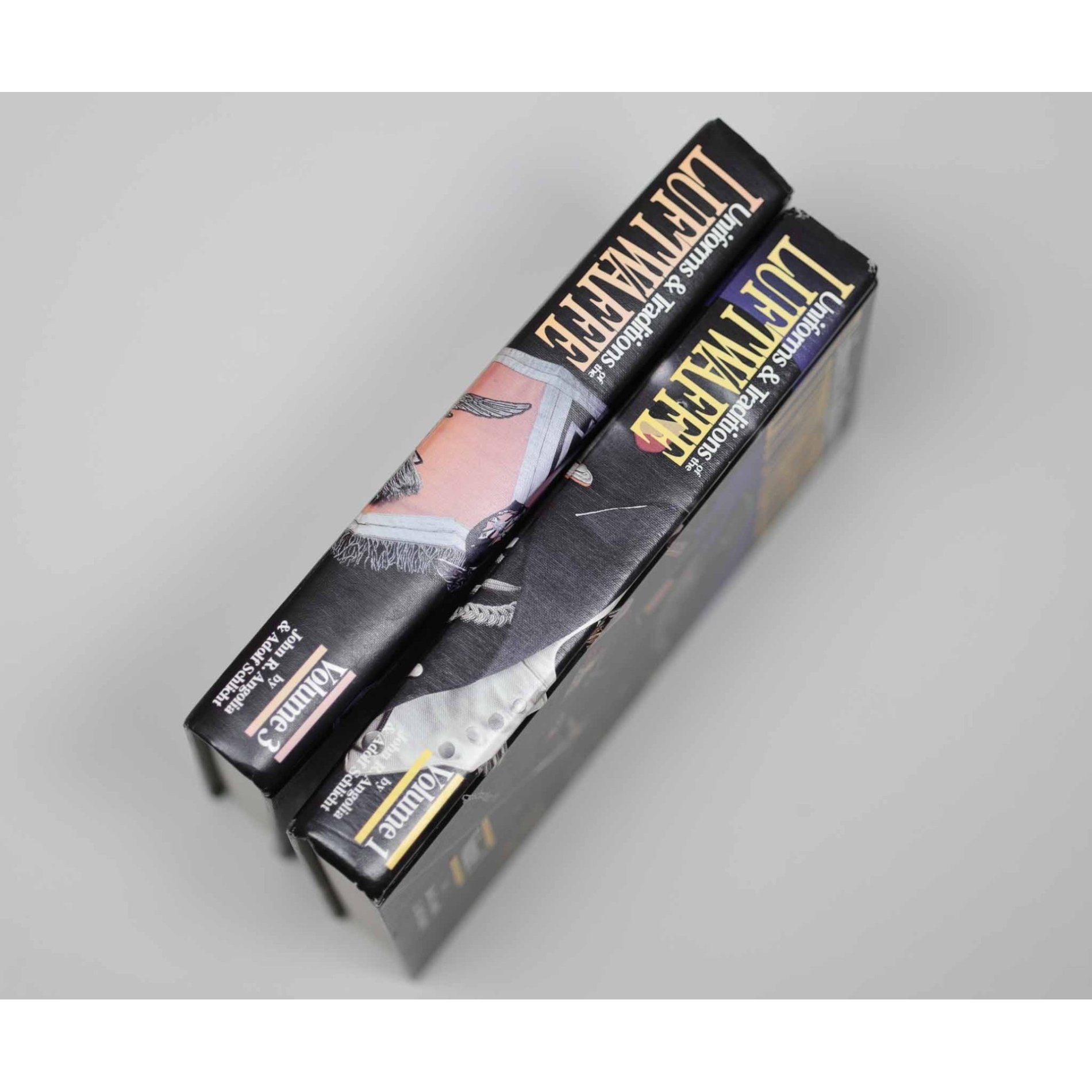 Fachbuch 2x Bände der Luftwaffe Uniformen und Tradition John. Angola and Adolf Schlicht — image 2