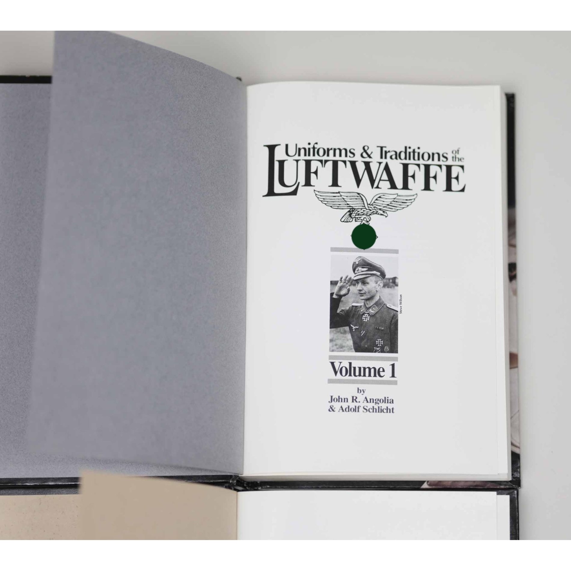 Fachbuch 2x Bände der Luftwaffe Uniformen und Tradition John. Angola and Adolf Schlicht — image 5