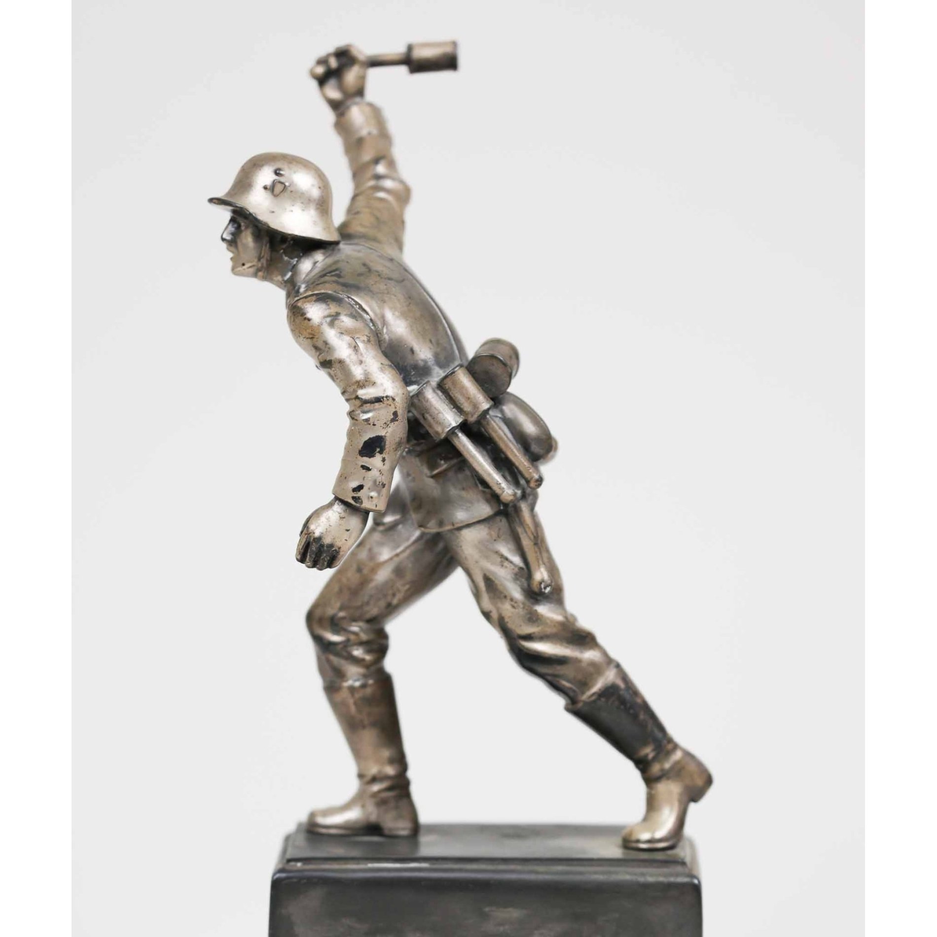 3.Reich Figurenskulptur Wehrmachtssoldat mit Handgranate und Sturmgewehr — image 5