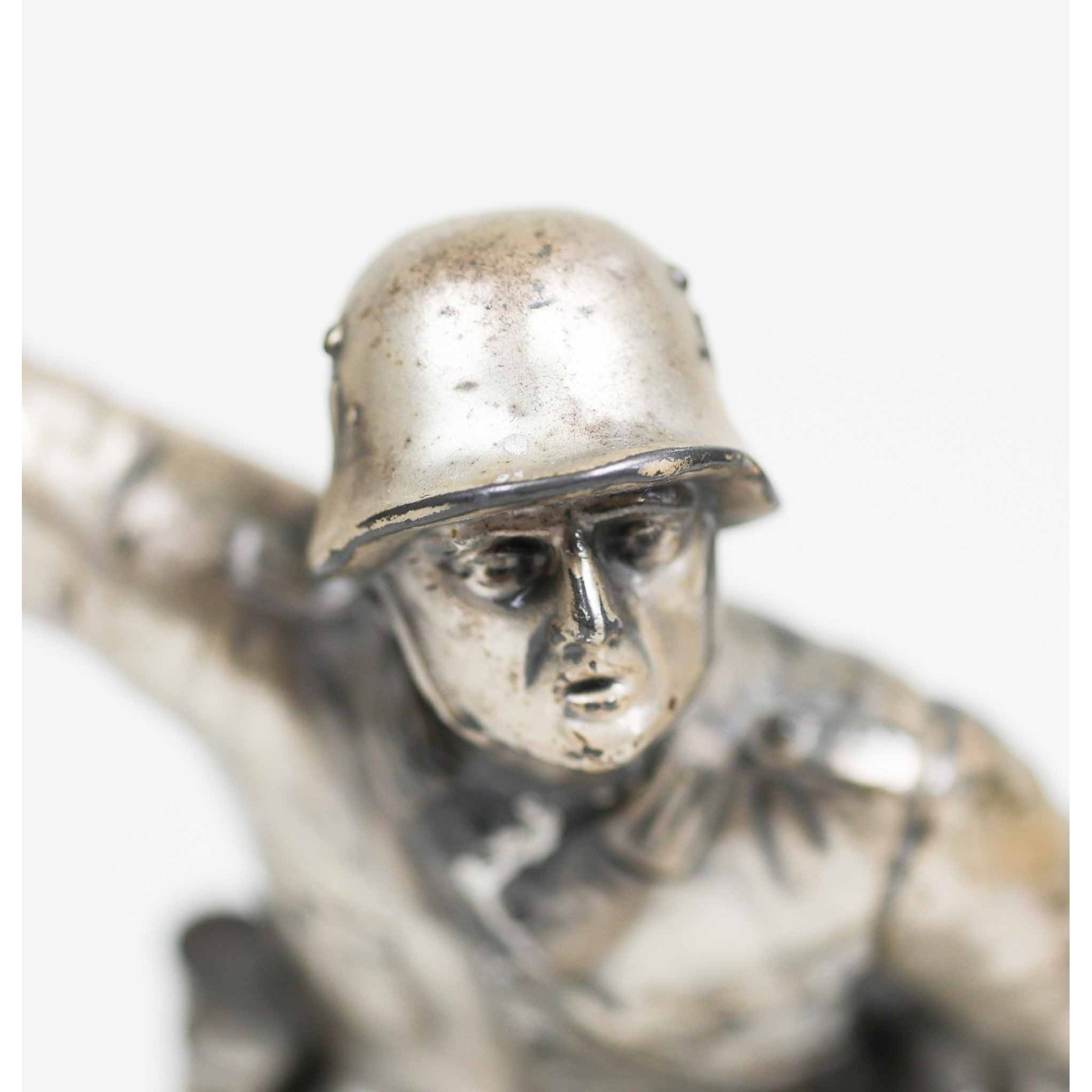 3.Reich Figurenskulptur Wehrmachtssoldat mit Handgranate und Sturmgewehr — image 9