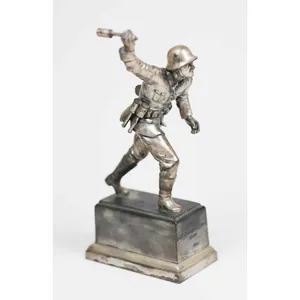 3.Reich Figurenskulptur Wehrmachtssoldat mit Handgranate und Sturmgewehr