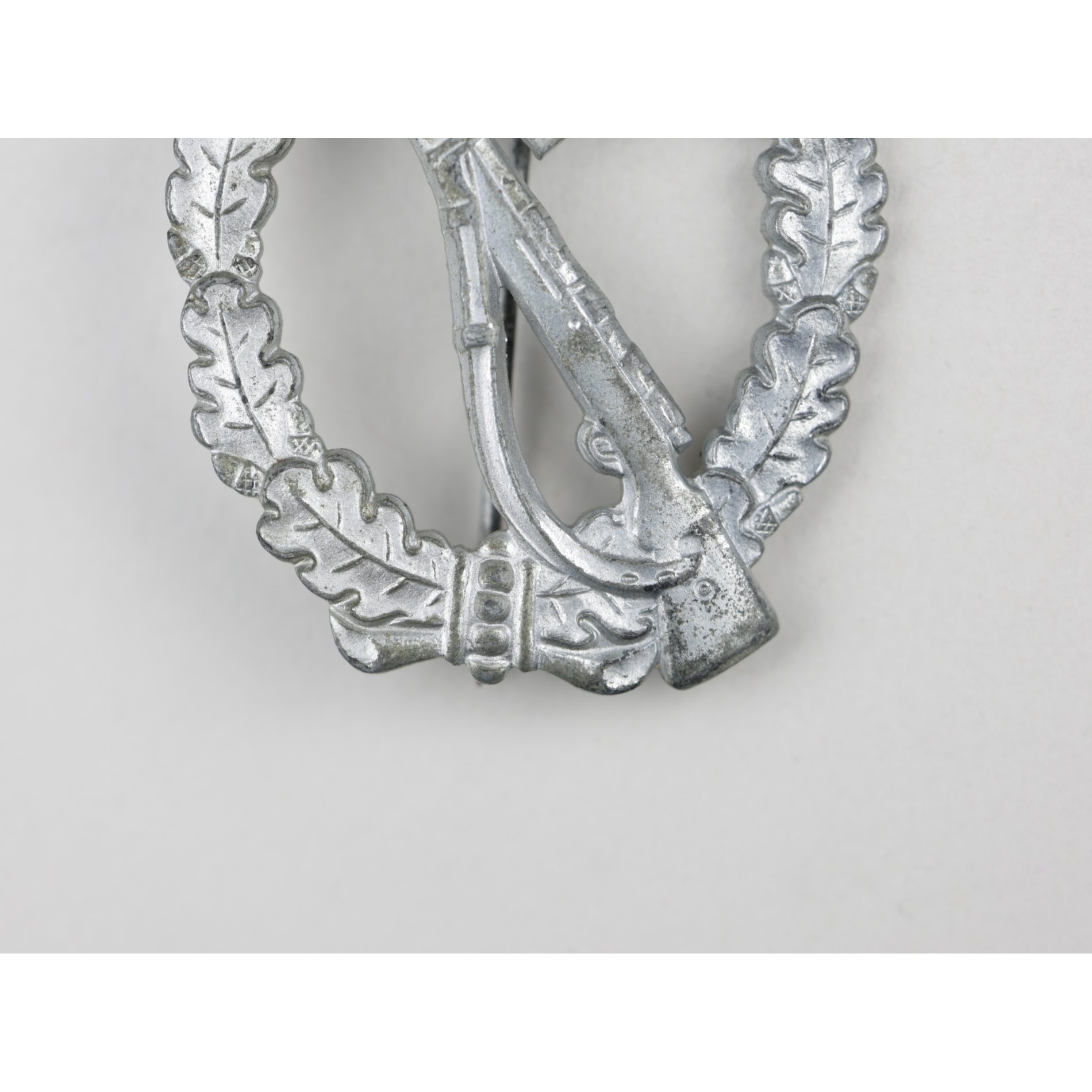 Infanterie Sturmabzeichen in Silber Zustand 1 MINT - Deumer Vertical crimp — image 3