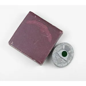 Verwundetenabzeichen in Silber mit Hersteller '107' in Schachtel